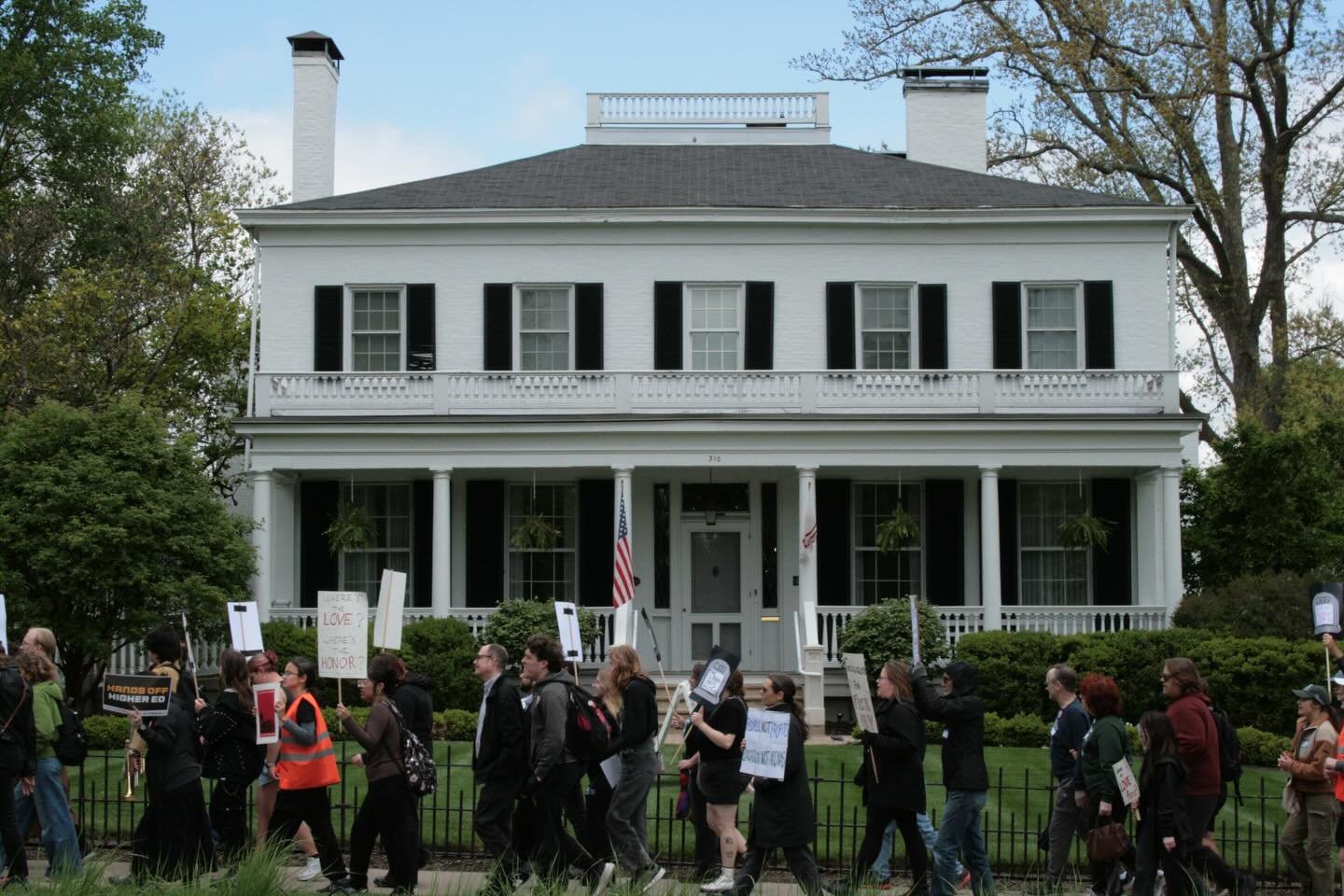 📸 May Day at Miami University in Oxford, Ohio. Students and faculty rally in solidarity to demand a fair contract for FAM and to mourn Cook Field after a unanimous Board of Trustees vote to build a widely opposed arena.

Thank you to @osamiamioh | @