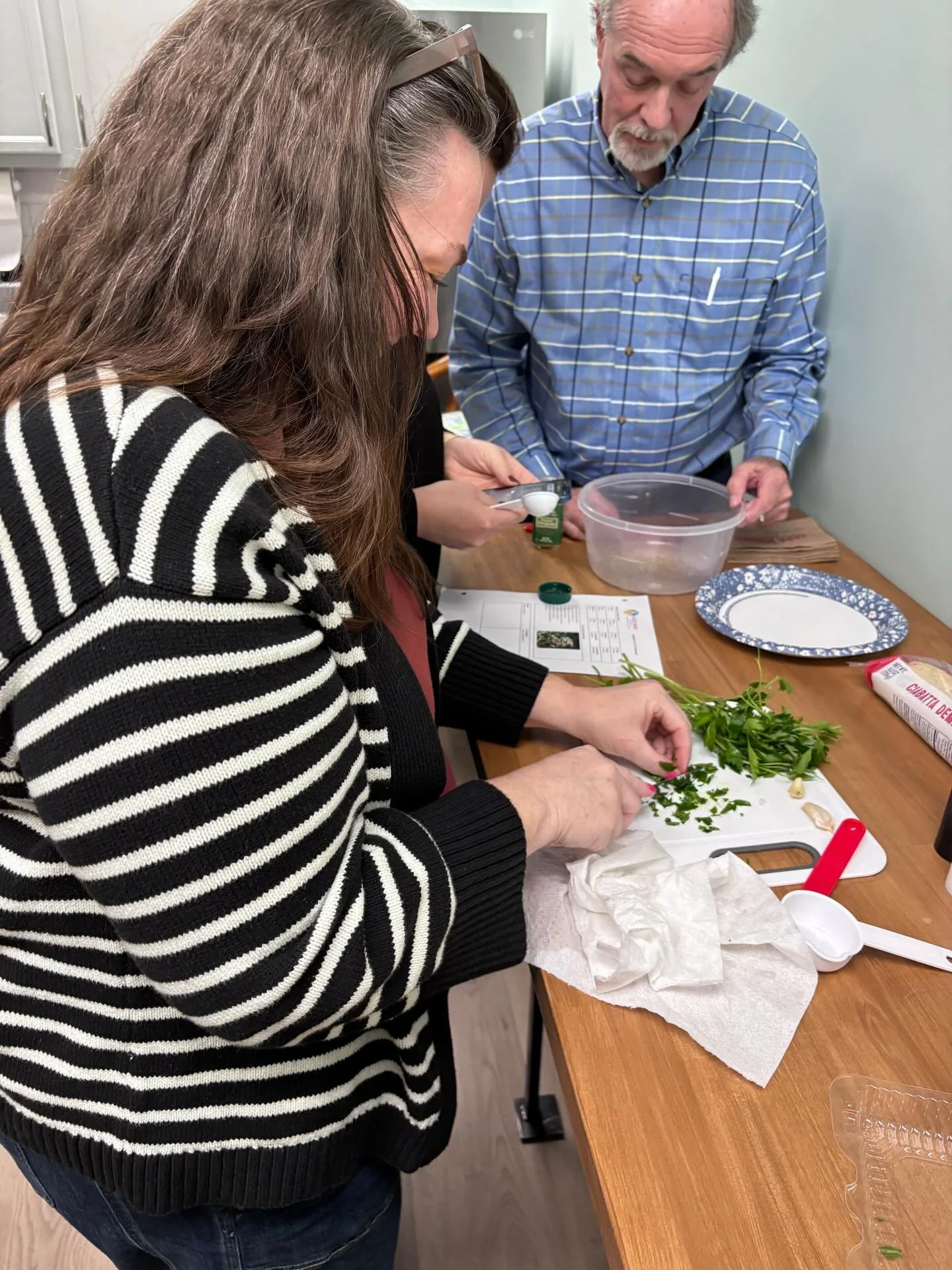 Check out our Level 2 students whipping up pico de gallo! &iexcl;Que rico! 🌶️🍅🧅🫓