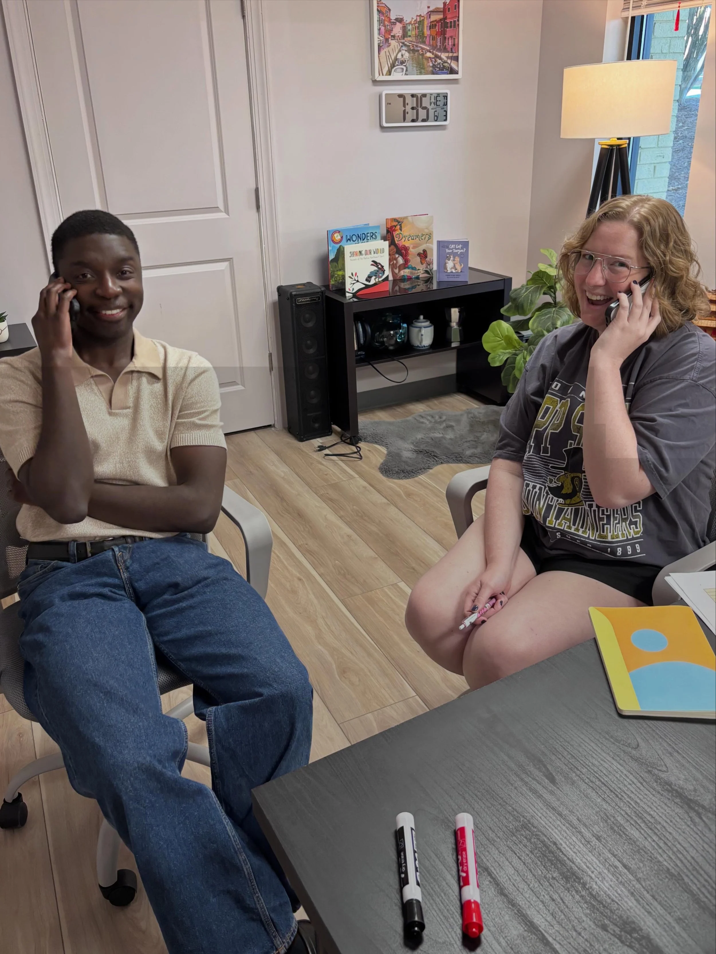 Nothing like a fake phone call to solidify our understanding of French for travelers! 😂📞
