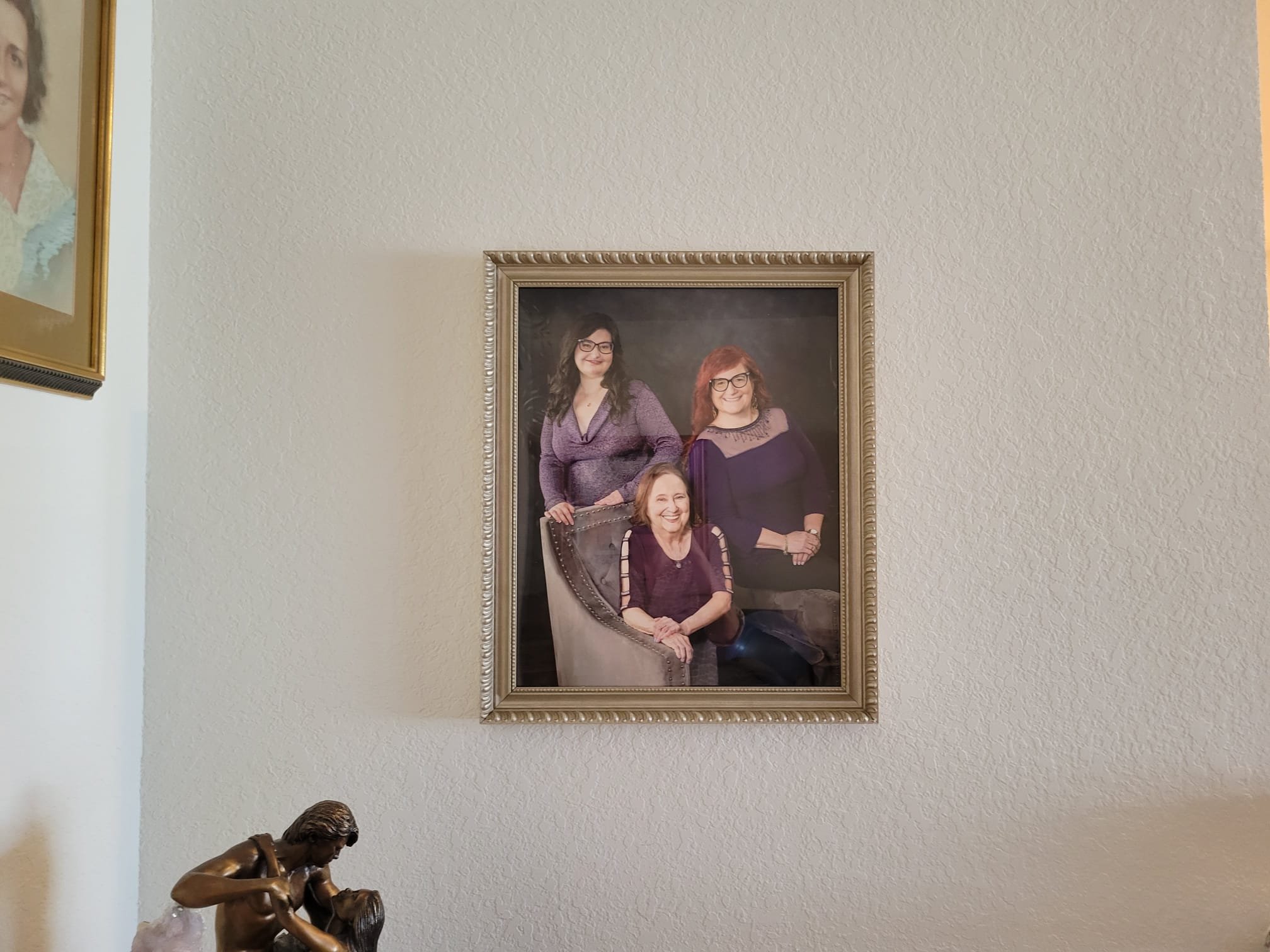 FULL day of client's meetings today, so fun! 🌞
Including not one but two wall art delivery and installation
 📸👉🖼️😍
Here is the first one, I'll share the second one tomorrow 📅

Marilyn's beautiful family is now featured in heirloom portraits hun