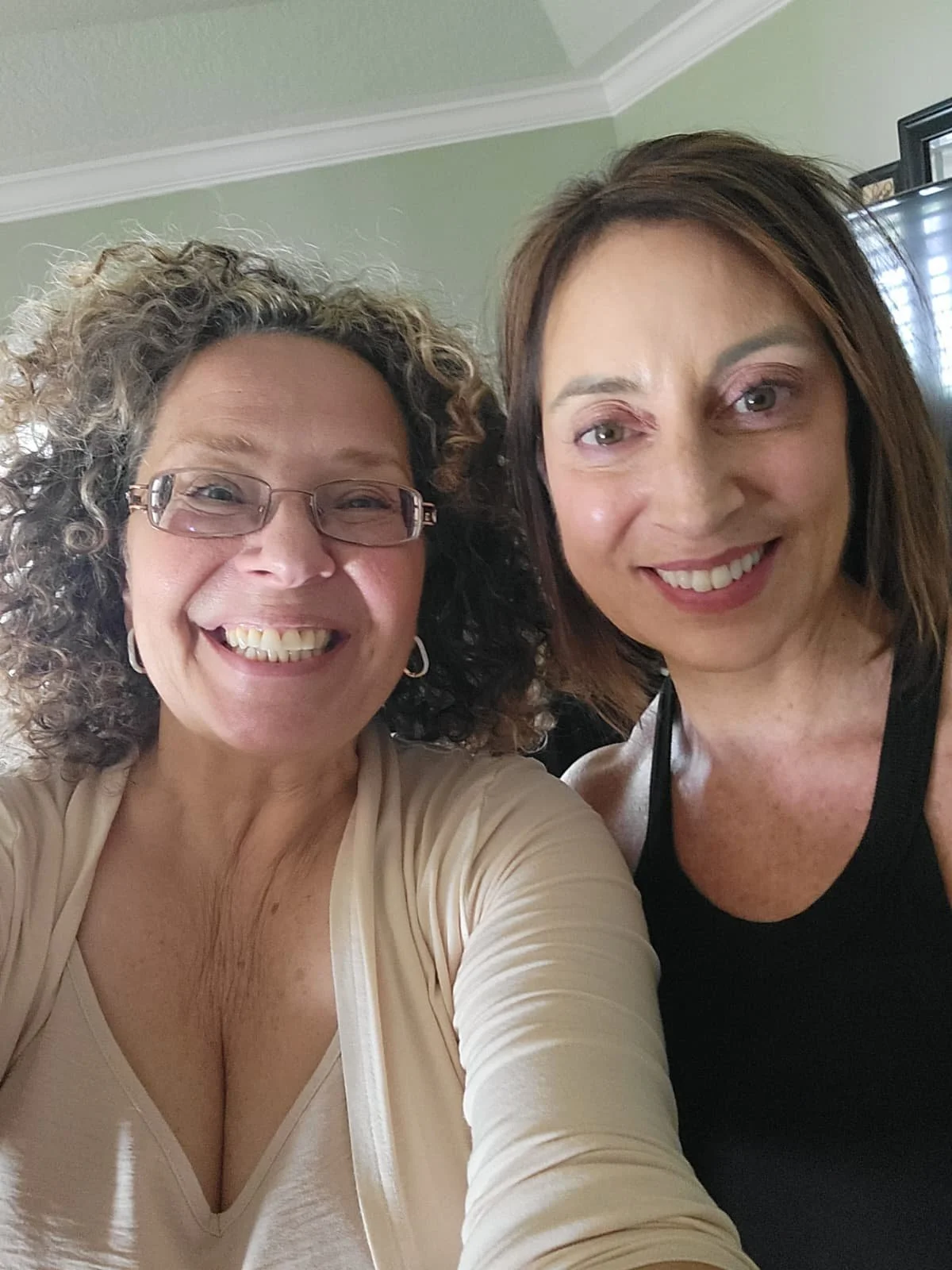 It&rsquo;s time to book your Beauty Portrait &mdash; the ultimate gift for you (or your favorite person). 💋

We just hung my friend Jackie&rsquo;s portrait today, and honestly&hellip; I can&rsquo;t stop smiling. Isn&rsquo;t she stunning?!

These por