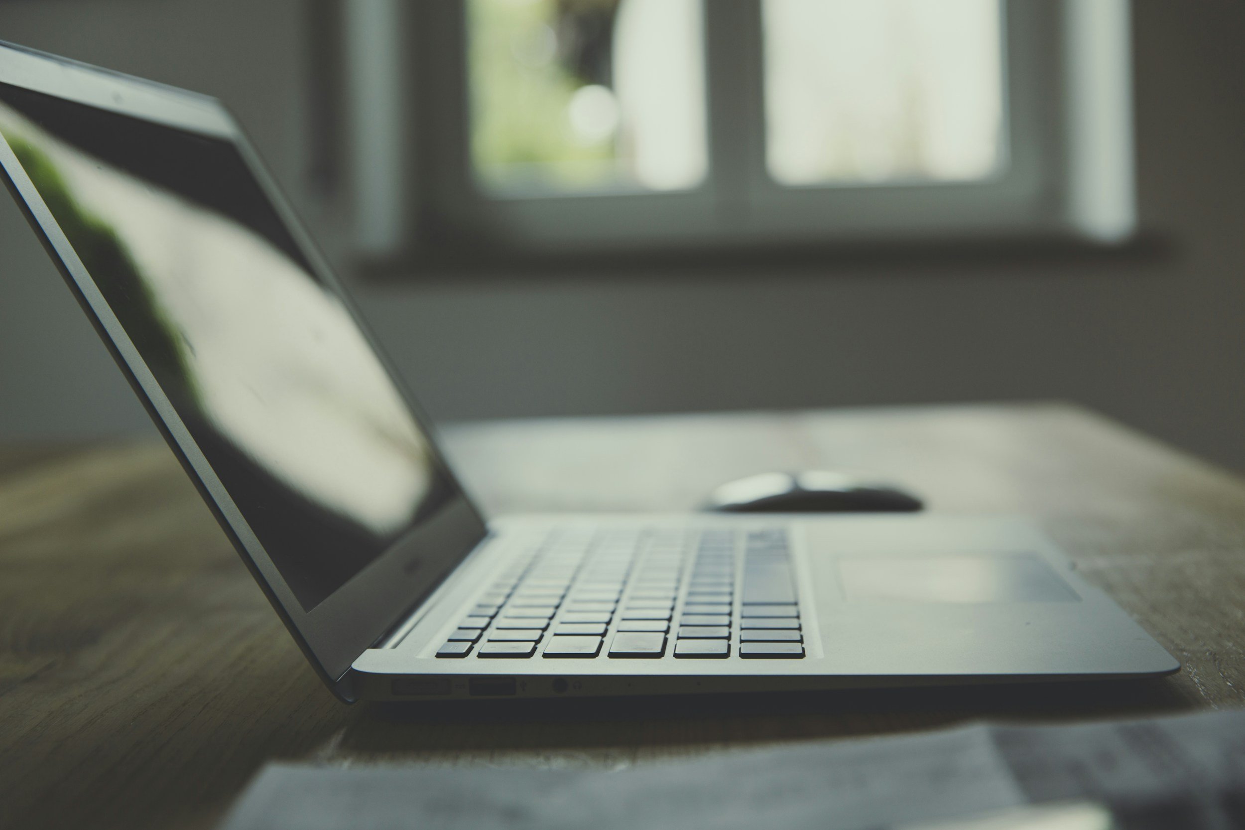 Alberta entrepreneur catching up on email with help from a Canadian virtual assistant