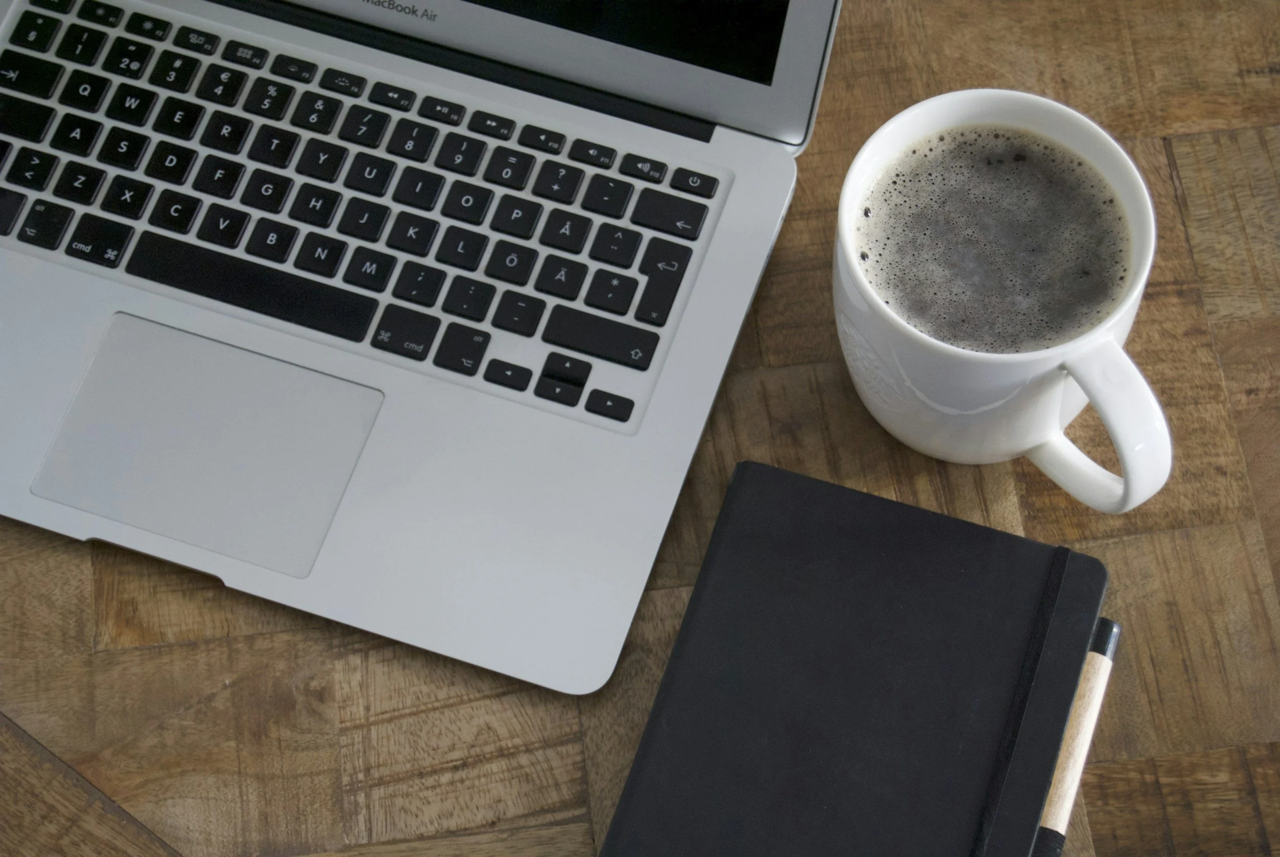 Tidy workspace showing the daily tasks a virtual assistant Alberta businesses hire can handle