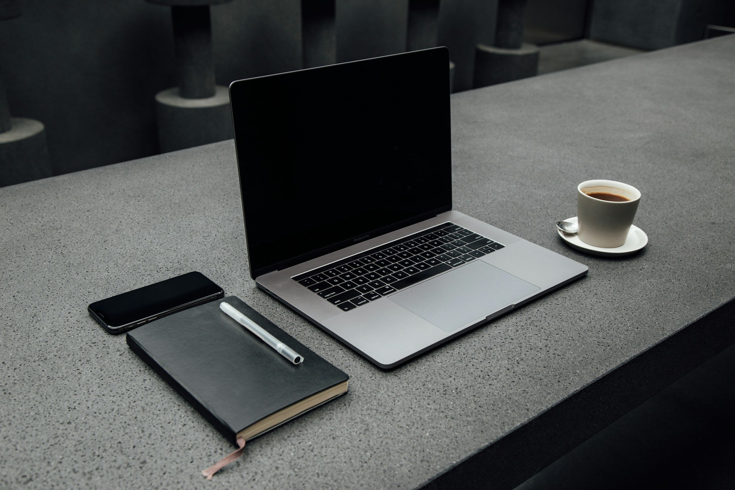 Organized desk showing the daily work handled by a virtual assistant Quebec businesses hire