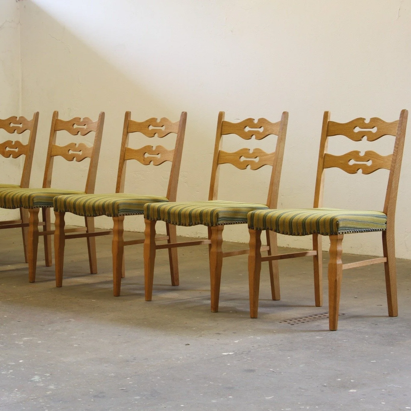 Vintage 1960s Brutalist Danish Modern Oak Dining Chairs, style of Henning Kj&aelig;rnulf 

 SKU: mb00046

Light and airy silhouette &mdash; bold and baroque soul. This stunning set of 6 Danish oak dining chairs from the 1960s is unlike most of its er