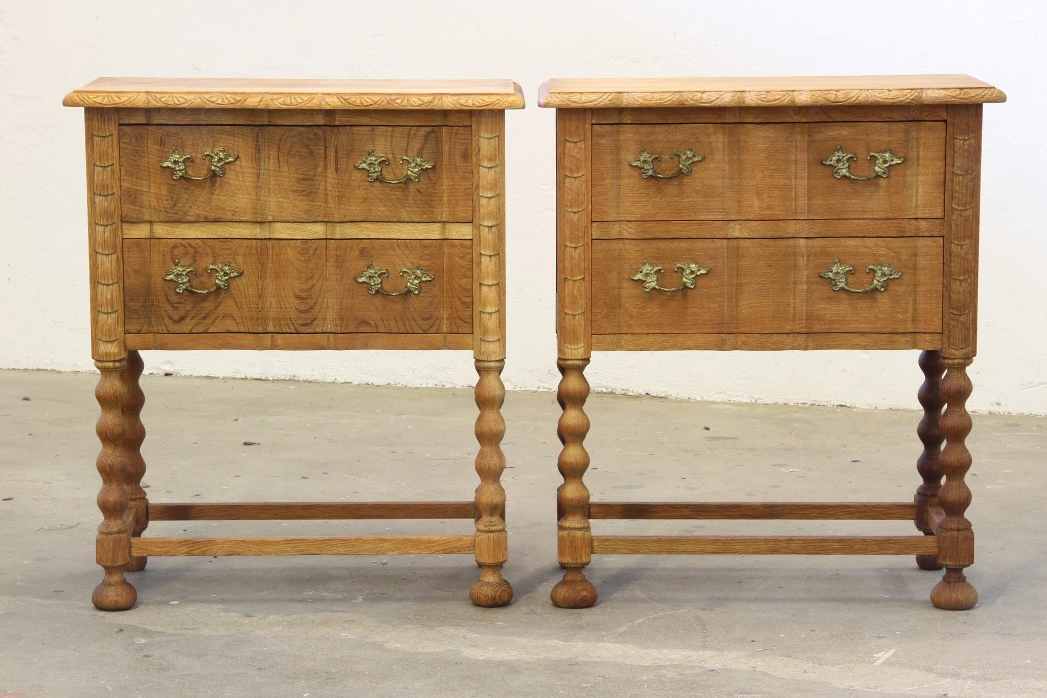 Vintage 1960s Danish Modern Oak Nightstands, style of Henning Kj&aelig;rnulf

 SKU: mb00050

The perfect pair for a king-size bed. These rare quarter-sawn white oak nightstands from 1960s Denmark blend Baroque-carved legs with clean Scandinavian line