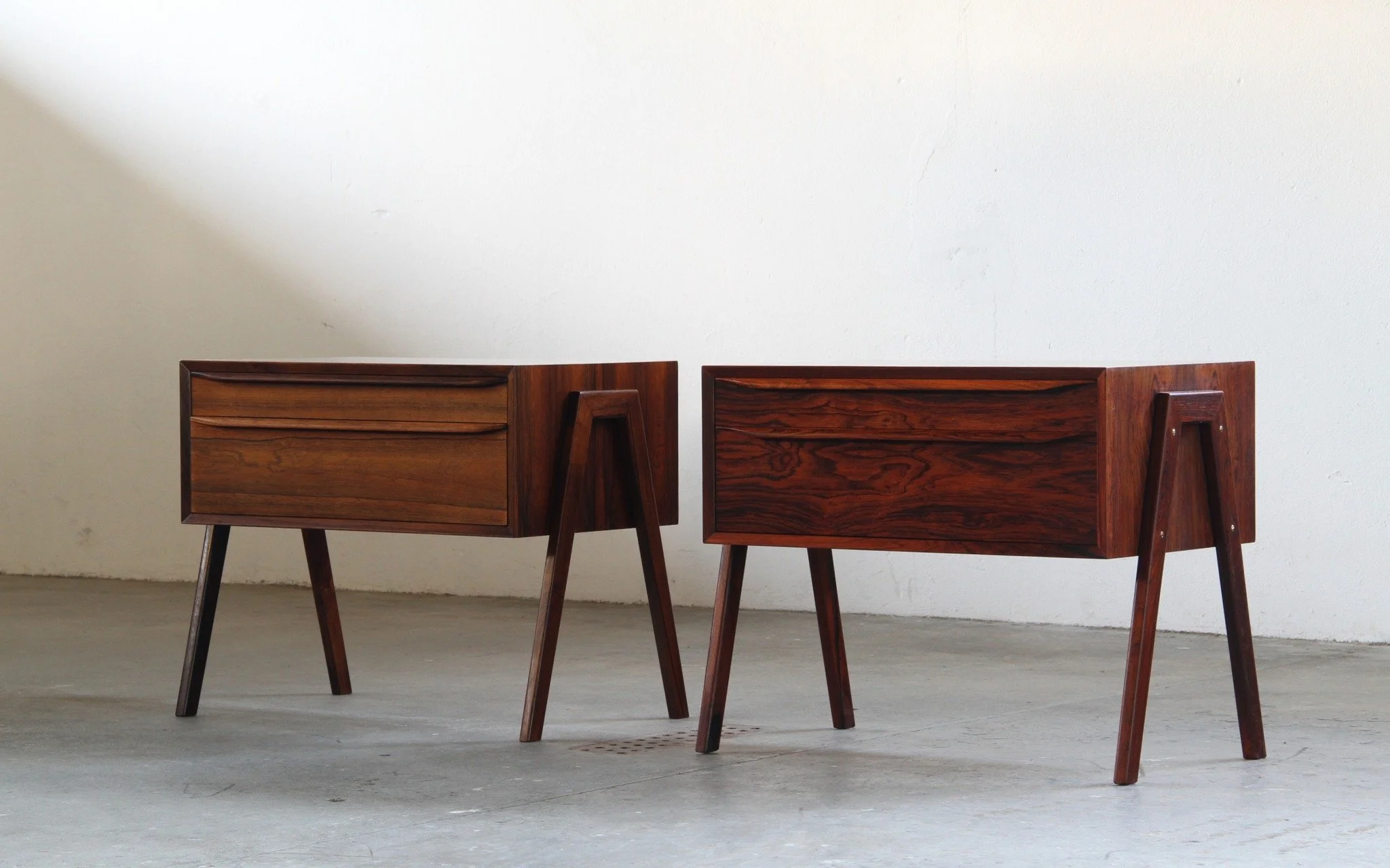 Vintage Set of Danish Rosewood Bedside Sewing Nests, attributed to Erling Torvits, 60s 

SKU: mb00062

Rare rosewood. Rare pair. These stunning 1960s Danish nightstands attributed to Erling Torvits feature dramatic "tiger stripe" rosewood v