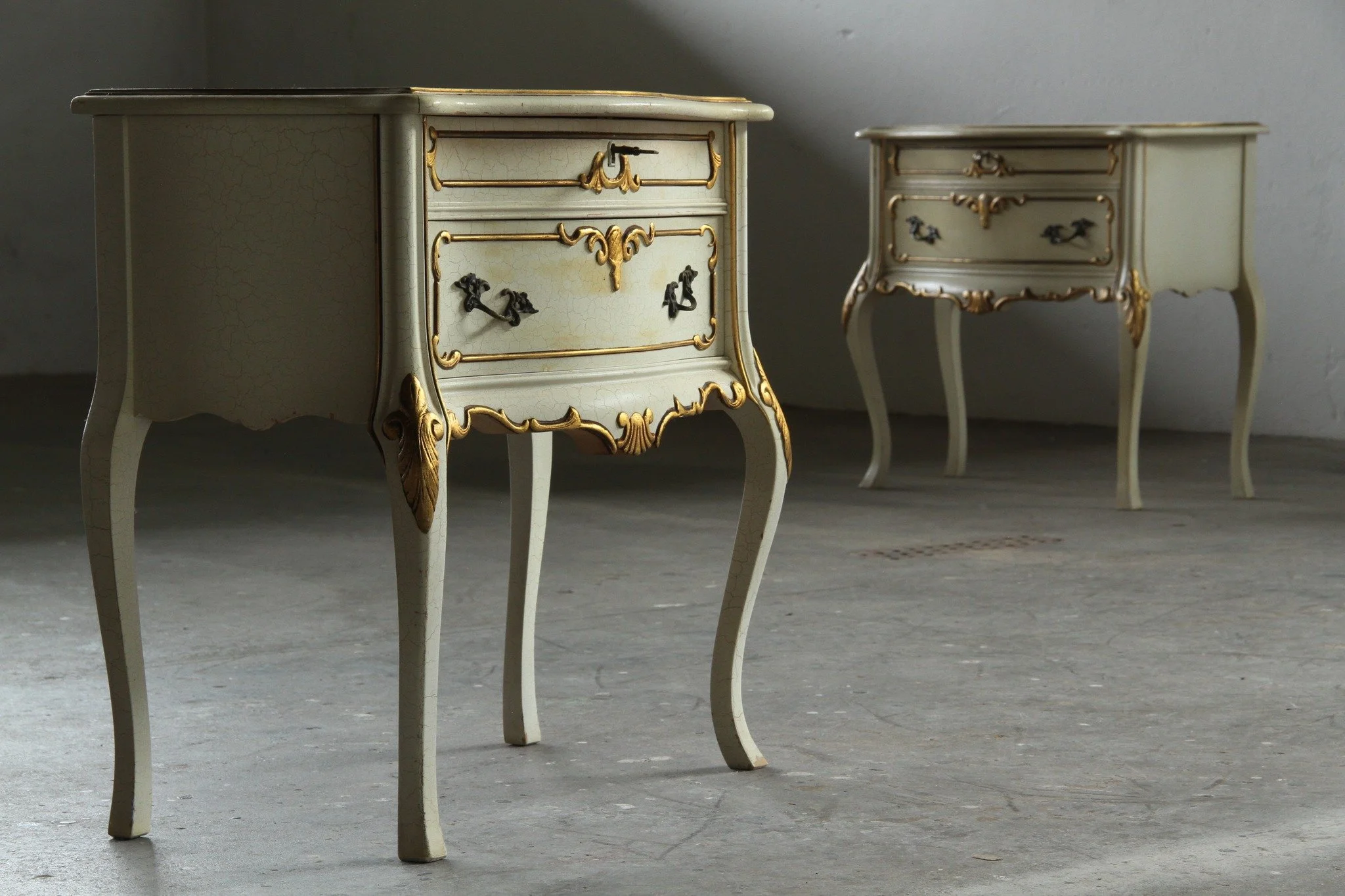 Vintage Pair of XX Century Venetian Baroque Style Nightstands in Painted Wood 

SKU: mb00063

Venice meets Provence &mdash; right in your bedroom. This gorgeous pair of mid-century nightstands features elegant cabriole legs, soft white time-worn pain
