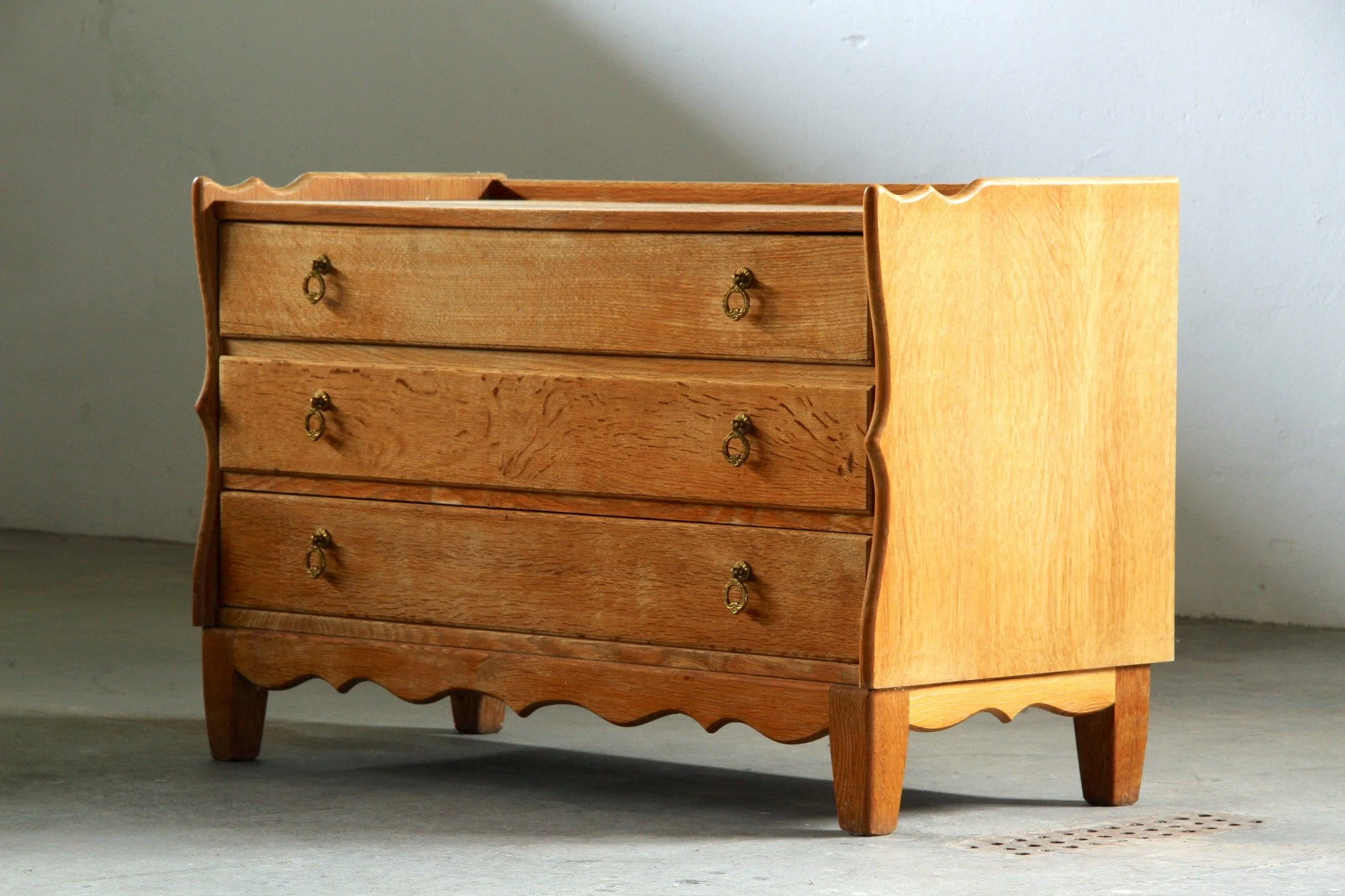Vintage Danish Modern Oak Dresser, attributed to Kj&aelig;rnulf, 1960s | SKU: mb00064
Solid. Warm. Timeless. This gorgeous 1960s Nordic oak dresser attributed to Henning Kj&aelig;rnulf fuses Mid-Century clean lines with bold Baroque-Brutalist charact