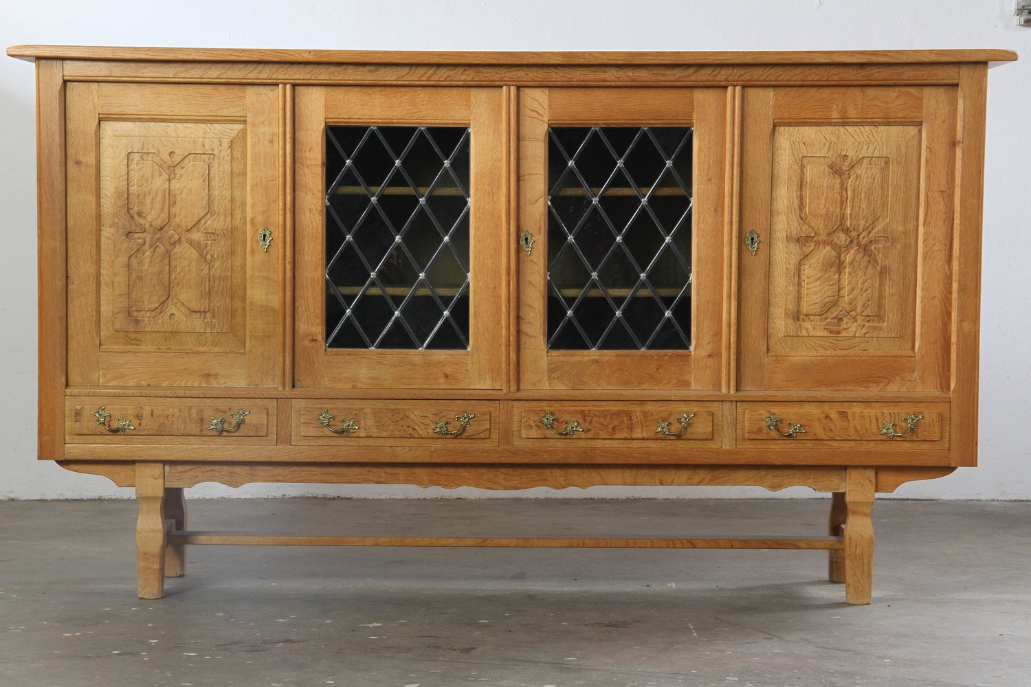 Vintage 1960s Danish Oak Sideboard with Glass Window Panels, Kj&aelig;rnulf Style 

SKU: mb00086

Grand scale. Chalk-toned grace. This commanding 210 cm wide Nordic oak sideboard from the 1960s channels Henning Kj&aelig;rnulf's signature Brutalist-Ba