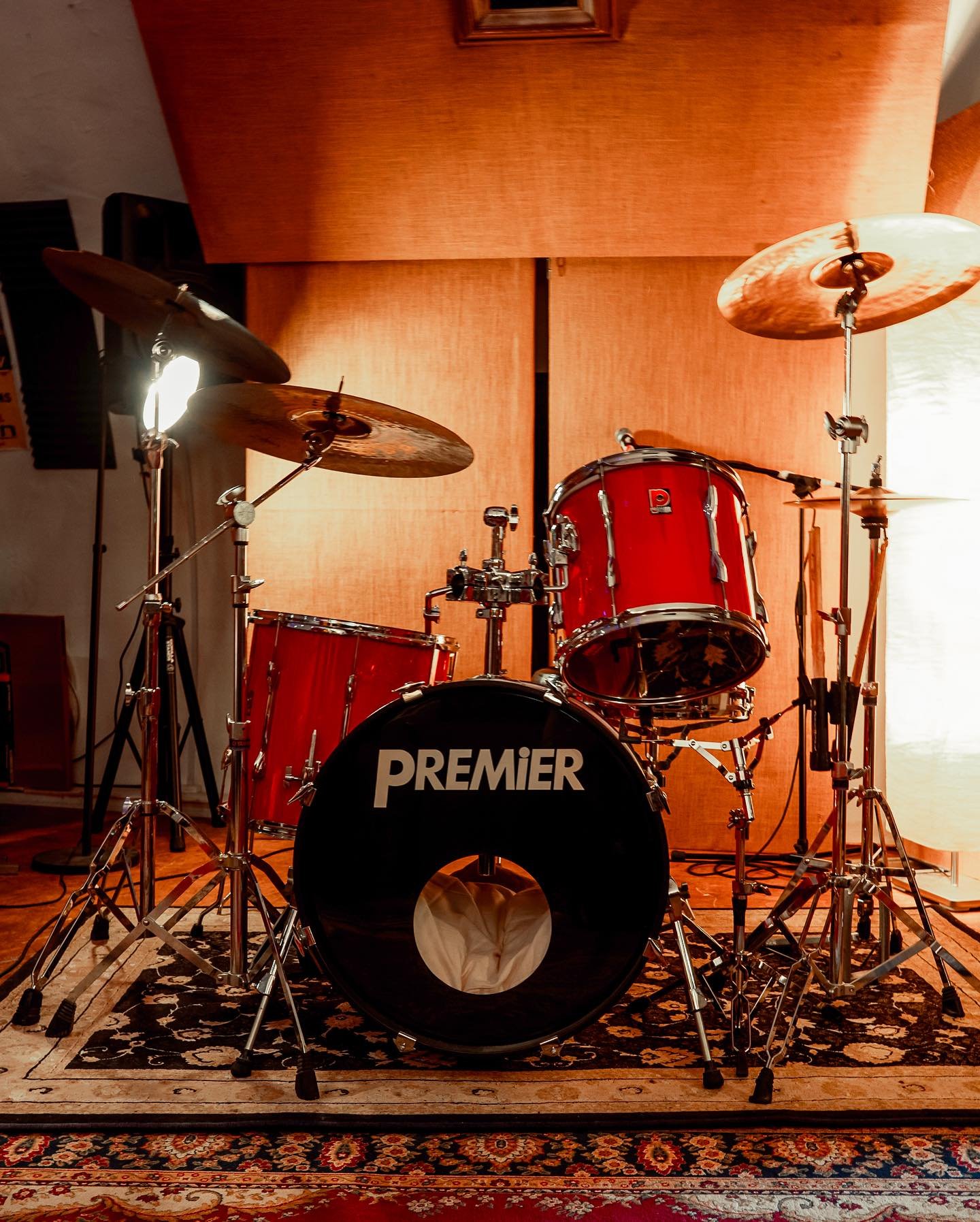 LET US KNOW IN THE COMMENTS IF THERE IS ANYTHING YOU&rsquo;D LIKE TO SEE AT THE HQ! 

At Stiff Crowd HQ we have EVERYTHING: A selection of SEXY Amps and guitar cabs, full drum kit with breakables, Mics, XLR leads, a great PA and a most importantly GR