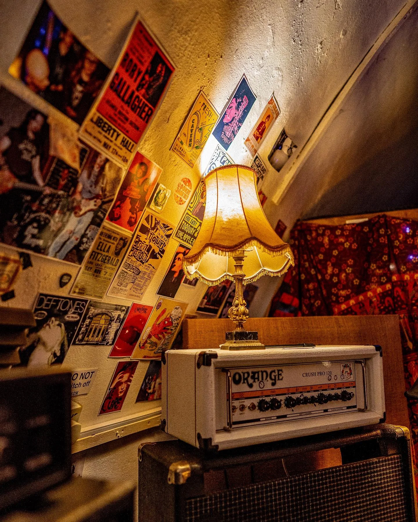 CALLING ALL EXETER BANDS AND MUSICIANS!

STIFF CROWD HQ is a DIY band rehearsal room and studio, located right in the heart of Exeter. Our spot has all the vibes and amenities you need to get your creativity flowing. From comfy couches to top-notch g