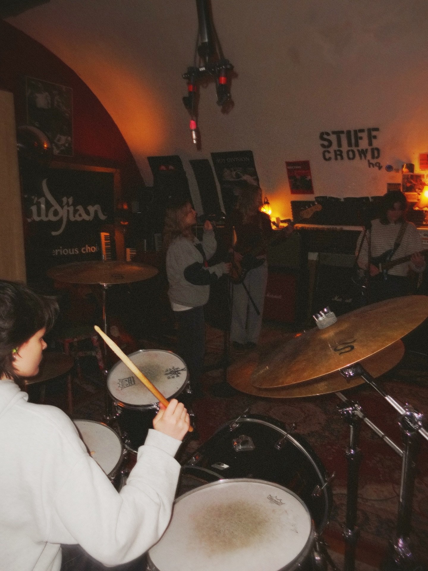 CAUGHT @grlbnd4 CREATING SOME SERIOUS AMBIANCE IN THE TUNNEL TODAY ✨✨✨

LIVE AT CAVERN, EXETER - FRIDAY 6TH OF FEB
BARRELHOUSE, TOTNES - SATURDAY 14TH OF FEB