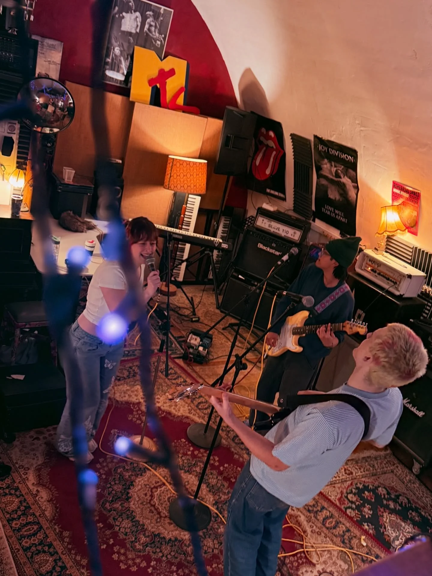 COME PRACTICE AT @stiff_crowd !!! STOP THE LAST MINUTE PANIC!!! 

WITH @campusbandsuoe BATTLE OF THE BANDS COMING UP ON THE 26TH OF MARCH, AND CAMPUS PRACTICE ROOMS BEING BOOKED UP 24/7???? A FRIENDLY REMINDER THAT THIS HOLE EXISTS!!!

🔥WE&rsquo;VE 