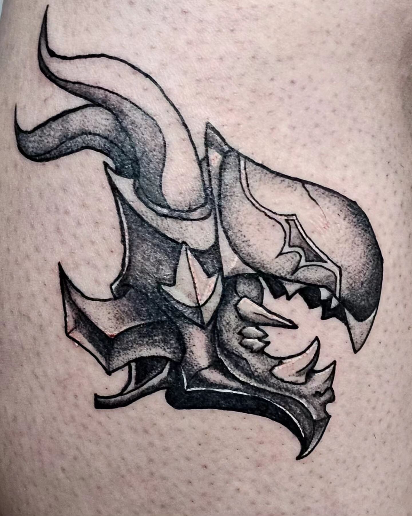 Final Fantasy: Dragoon Helmet!!

I love getting the opportunity to create art from videogames. I've been a huge FFXIV nerd (even maining dragoon for years) so it was an honor doing this one

To book custom designs or flash please DM me on here or Ema