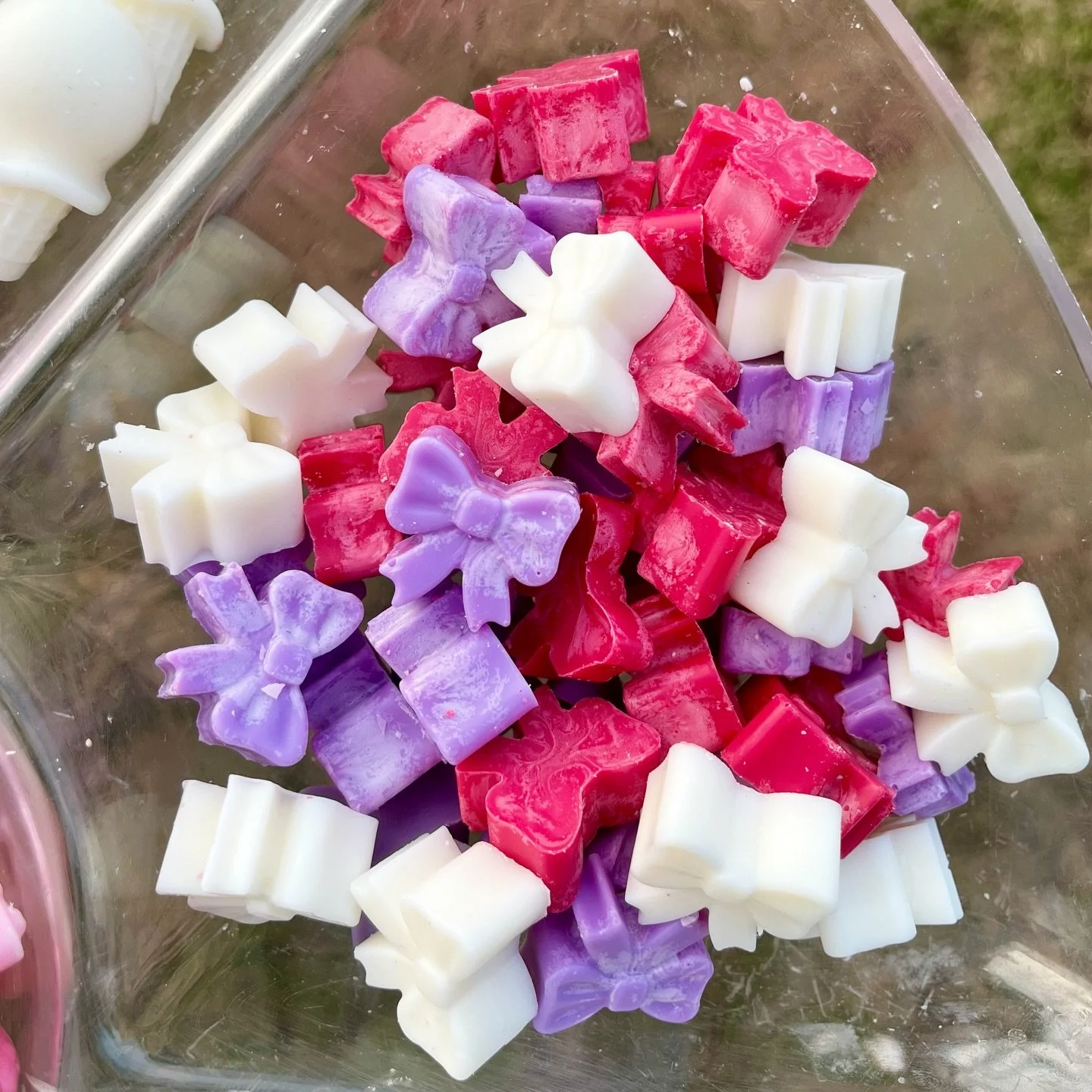 🎀Galentine&rsquo;s Day Workshops🎀

Pour your own soy candles. Personalize with a variety of crystals, soy wax embeds, and valentines themed glitters.

Galentine&rsquo;s Crystal Features
Black Obsidian- protective stone
Rose Quartz- healing, self lo