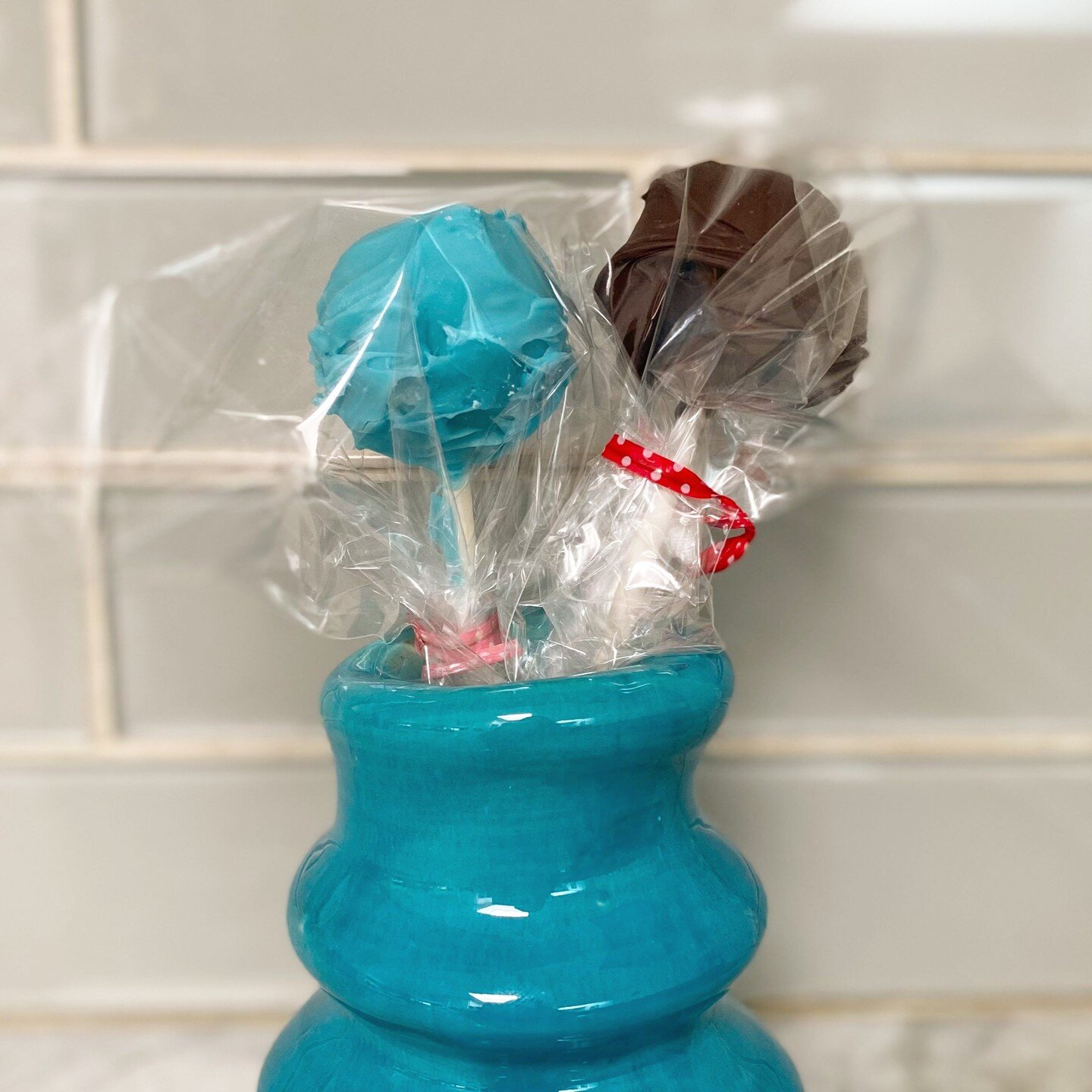 Hello royals... and hello summer! These are officially the first thing I made since my school ended and I am in love. They are vanilla cake pops coated with a blue and brown chocolate coating. Do any of you know the steps to making cake pops? It's mo