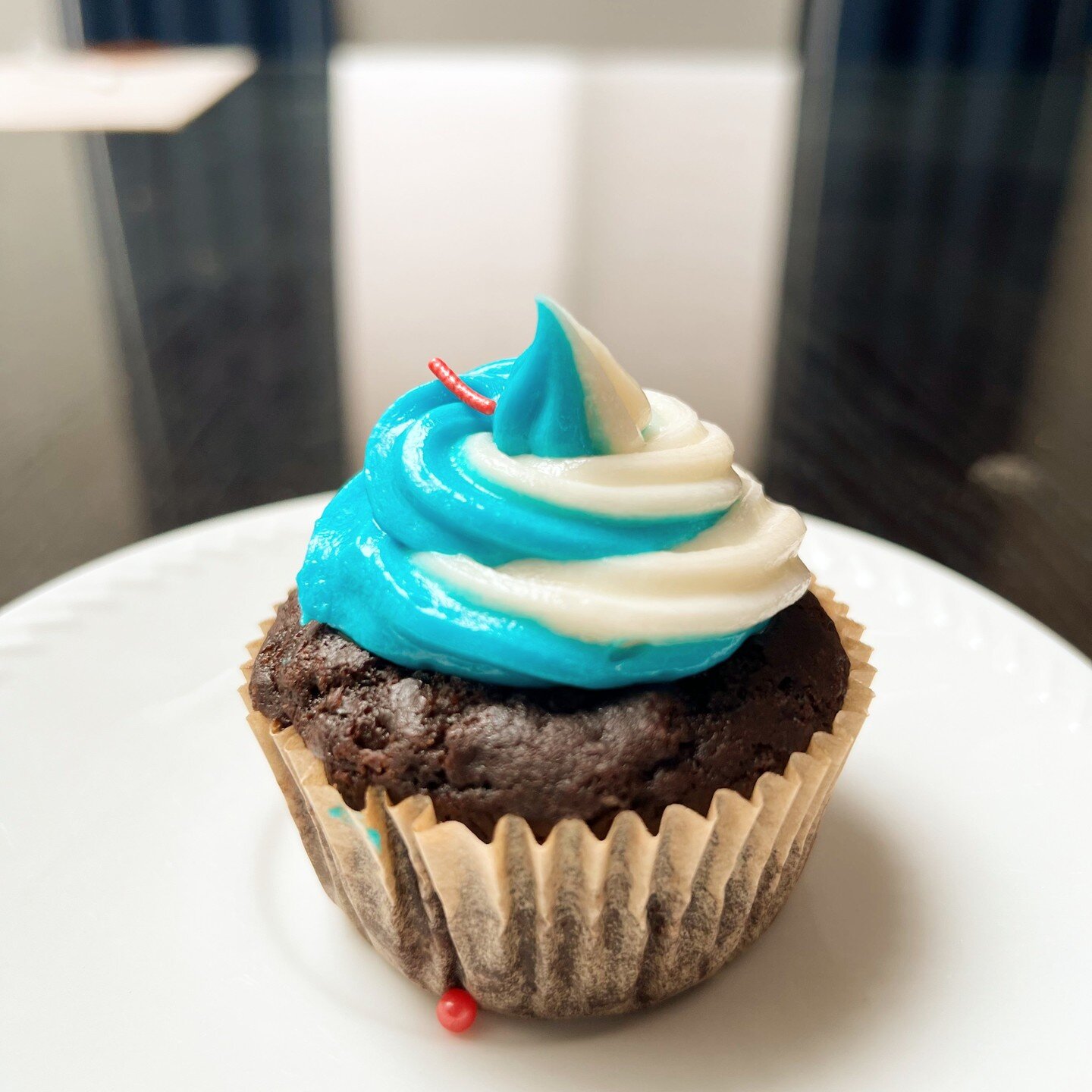 Happy late memorial day everyone!
Honor our heroes with these cupcakes! We have this beautiful blue and white frosting with red sprinkles that I ran out of mid-way--you know what they say! Baking is love-made edible!
# memorial day cupcakes!