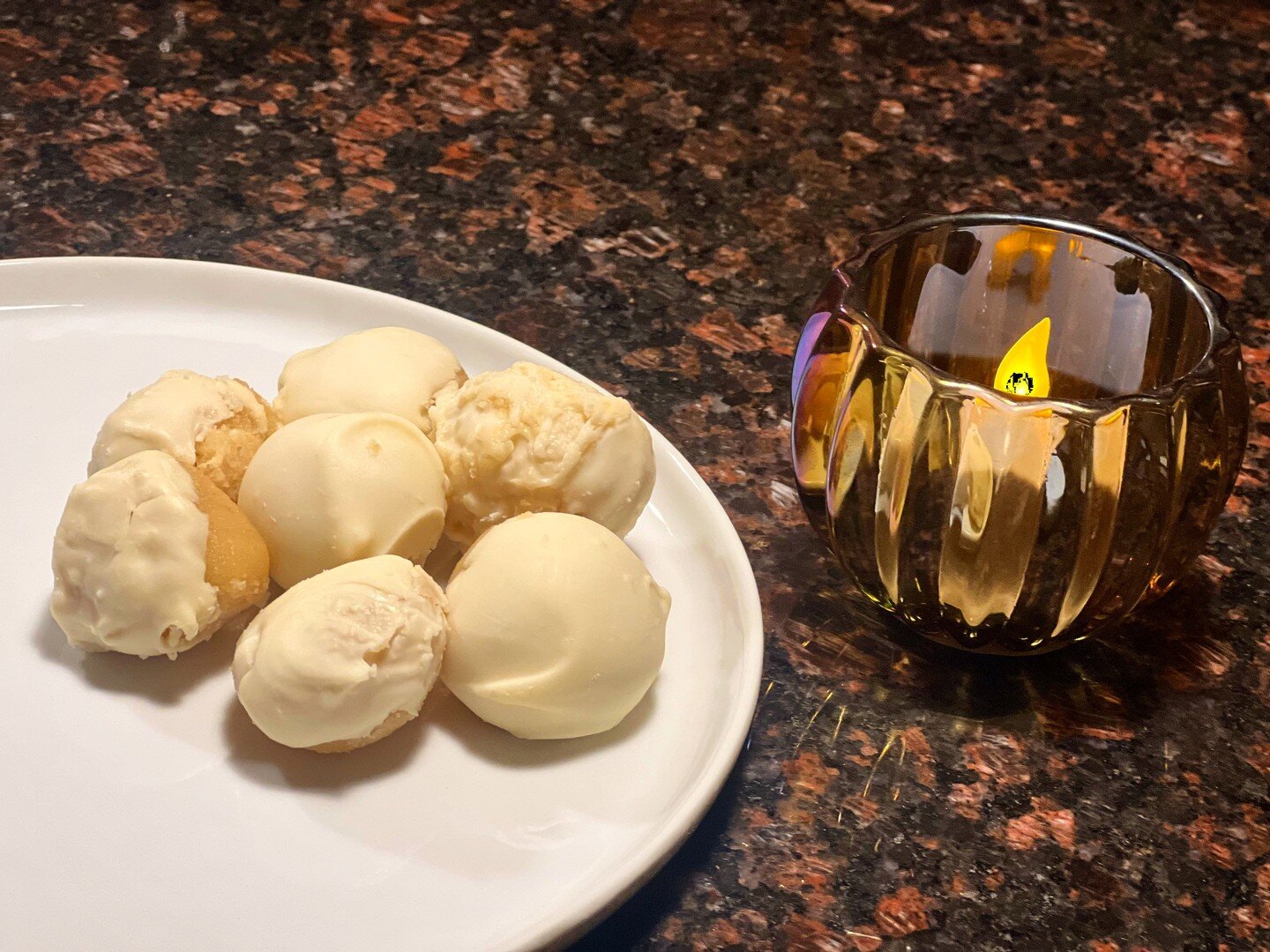 Happy Sunday people! These bite-sized, white chocolate cake pops are perfect for when you want a quick lunch, breakfast, dinner, or dessert--just don't confirm that with your doctor 😋😊🏆