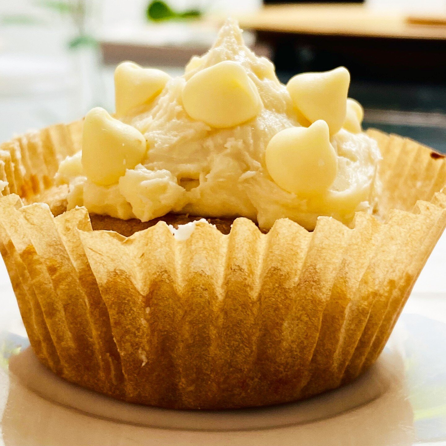 Hello, crown community! I was scrolling on the internet when I found a recipe for white chocolate ganache cupcakes--of course I had to make them! I started by baking a vanilla cupcake and filling it with ganache. You can see how the handmade white ch
