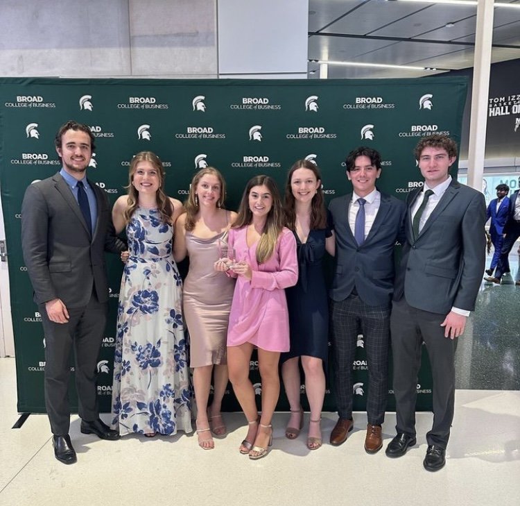 2022-2023 E-Board with best Major/Minor Organization award at Broad Gala