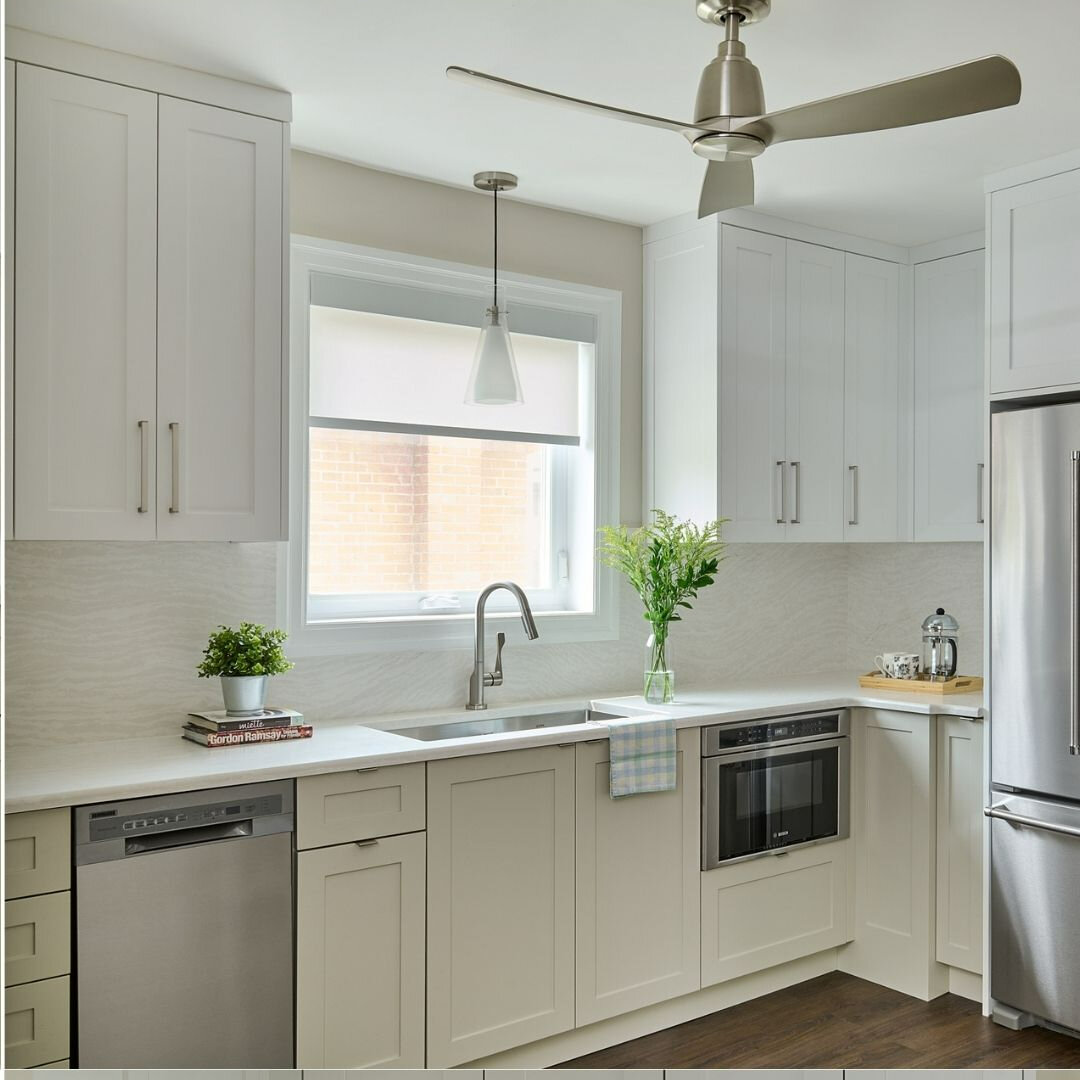 A brighter kitchen to experiment with new recipes. ​​​​​​​​​#KALLIGEORGEINTERIORS
.
Design Concept + Kitchen Layout:  Kalli George Interiors
Photography:  @stephanibuchmanphotography
:
:
:
#cooking #luxuryhomes #quartzbacksplash  #classiccontemporary