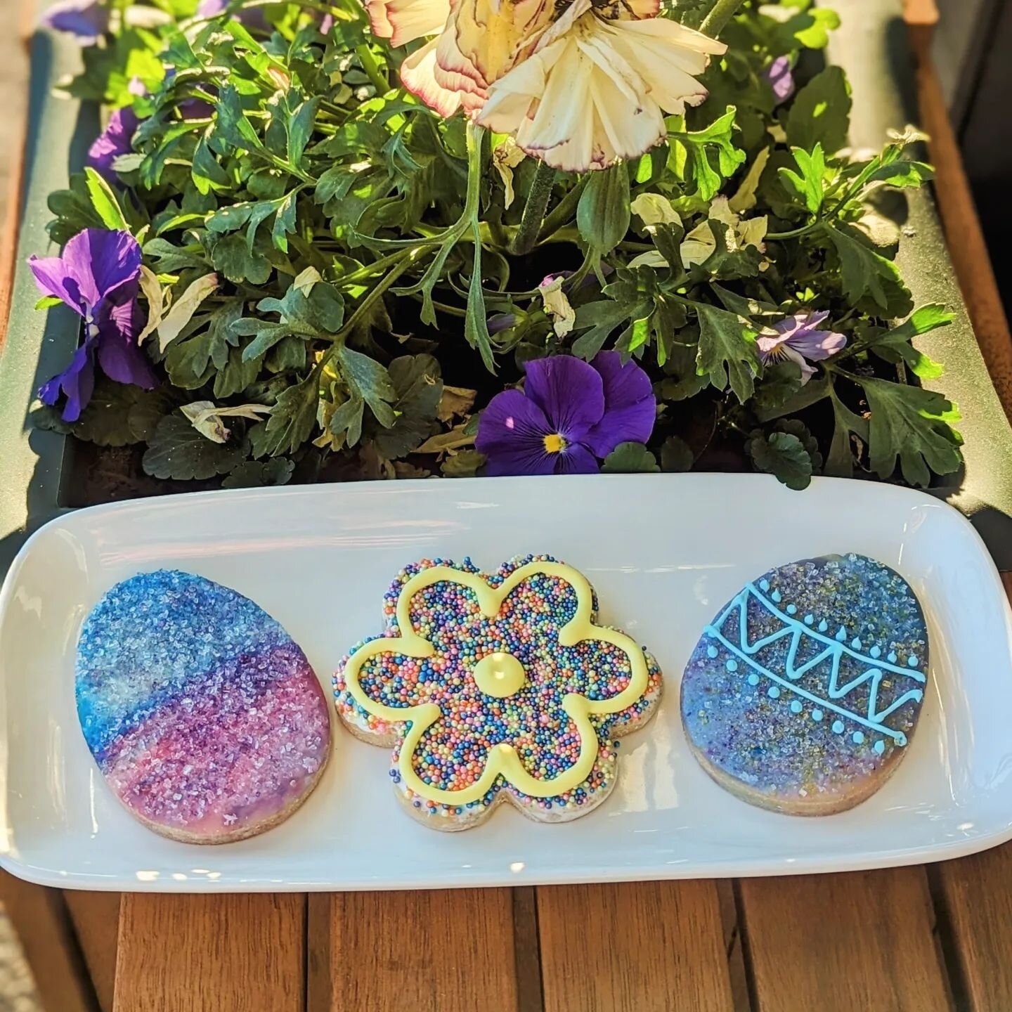 Hi! It's been a busy morning already so no fancy Instagram post today. Here's a peak at some of the springtime goodies we are offering this weekend. Dyed Easter egg sugar cookies and gf Cadbury mini egg mini cheesecakes. Omnomnomnom

#eastercookies #