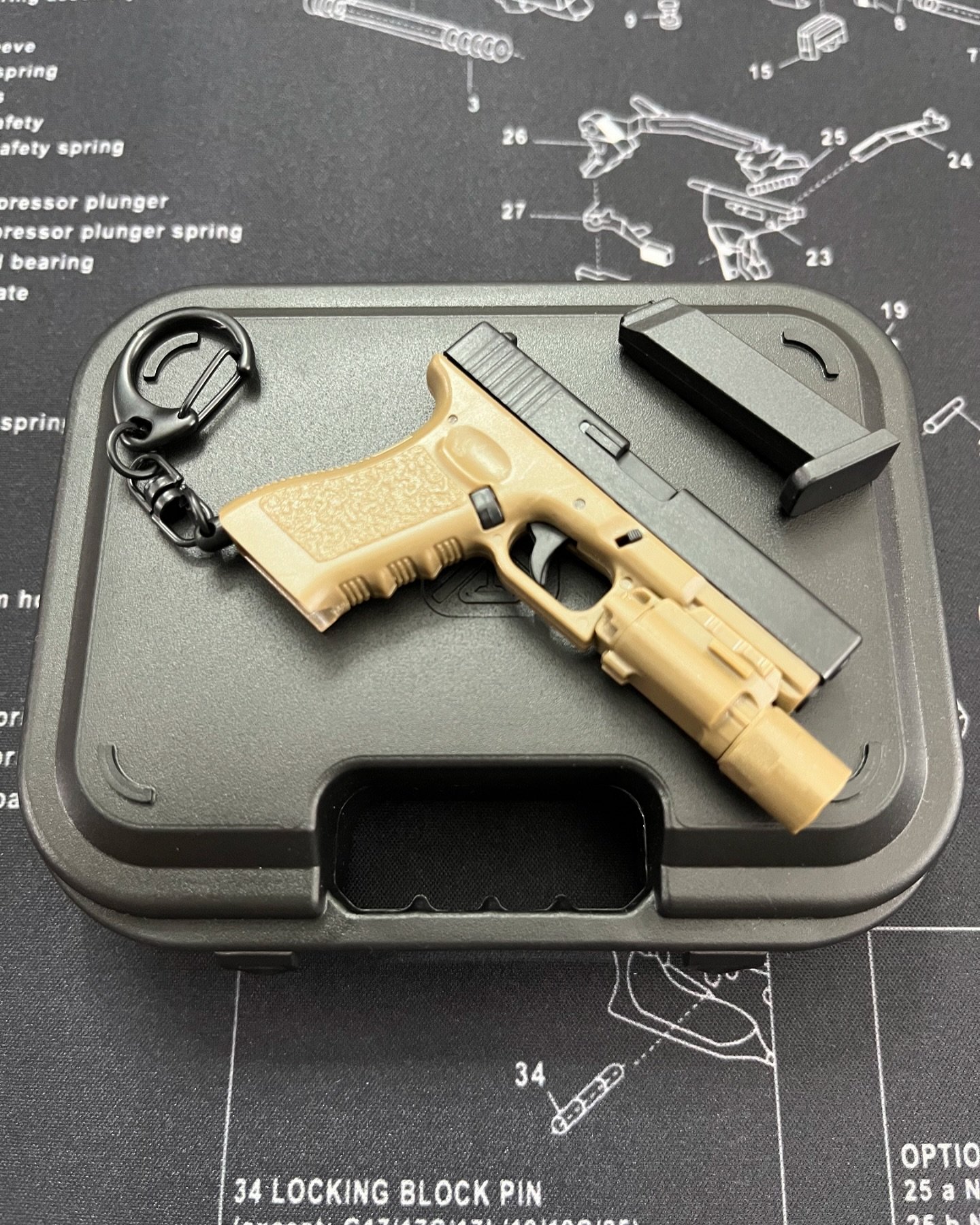 Looking to get a tan on this hot sunny day? 🇬🇧 ☀️ 
Get your tan variant of the Glock 17, complete with a tactical torch&mdash;built for your next mission!

glock#gun#pistol#ammo#keyring#keychain#tactical#bullets#guns#taran#tarantactical#charms#gunn