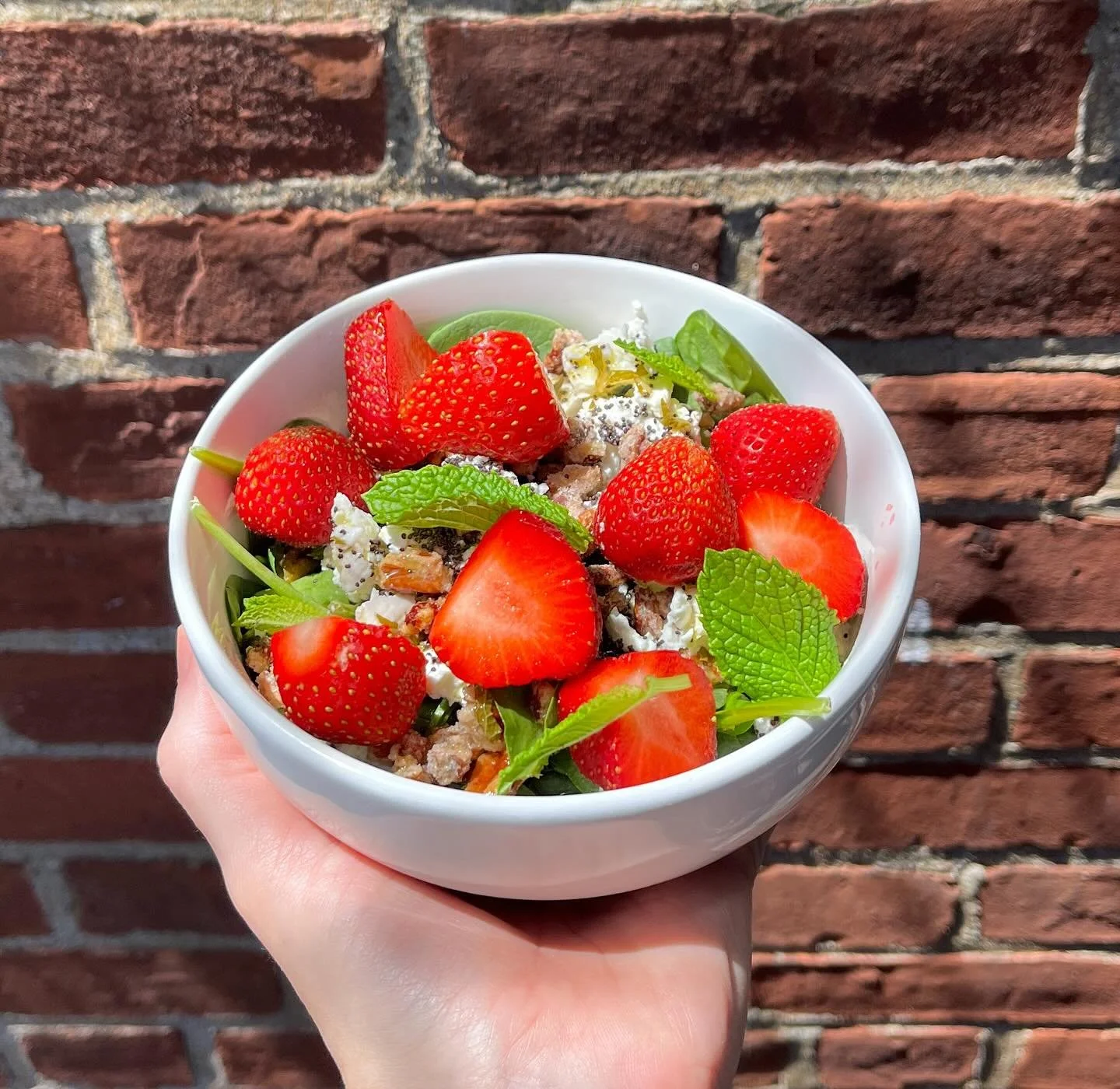 An early summer salad comin atcha! The strawberries are amazing, this pic isn&rsquo;t even edited 🤩 Spinach, feta, fresh strawbs, candied pecans, poppyseeds &amp; a lemon mint vinaigrette. Get it while it lasts! 🍓