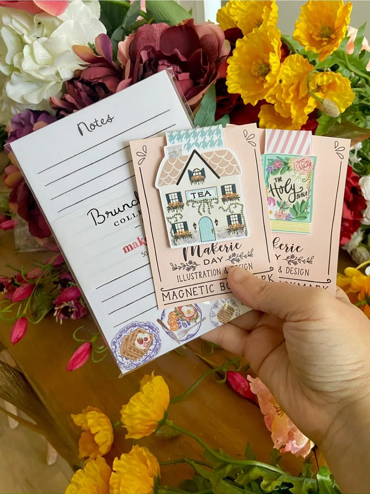 Happiness blooms&hellip; in spring! 🌼What makes you happiest in the spring? Brunches with friends, planting a little garden, fresh flowers on the table, organizing for the new year, or maybe opening all the windows? 🌷🪻💐