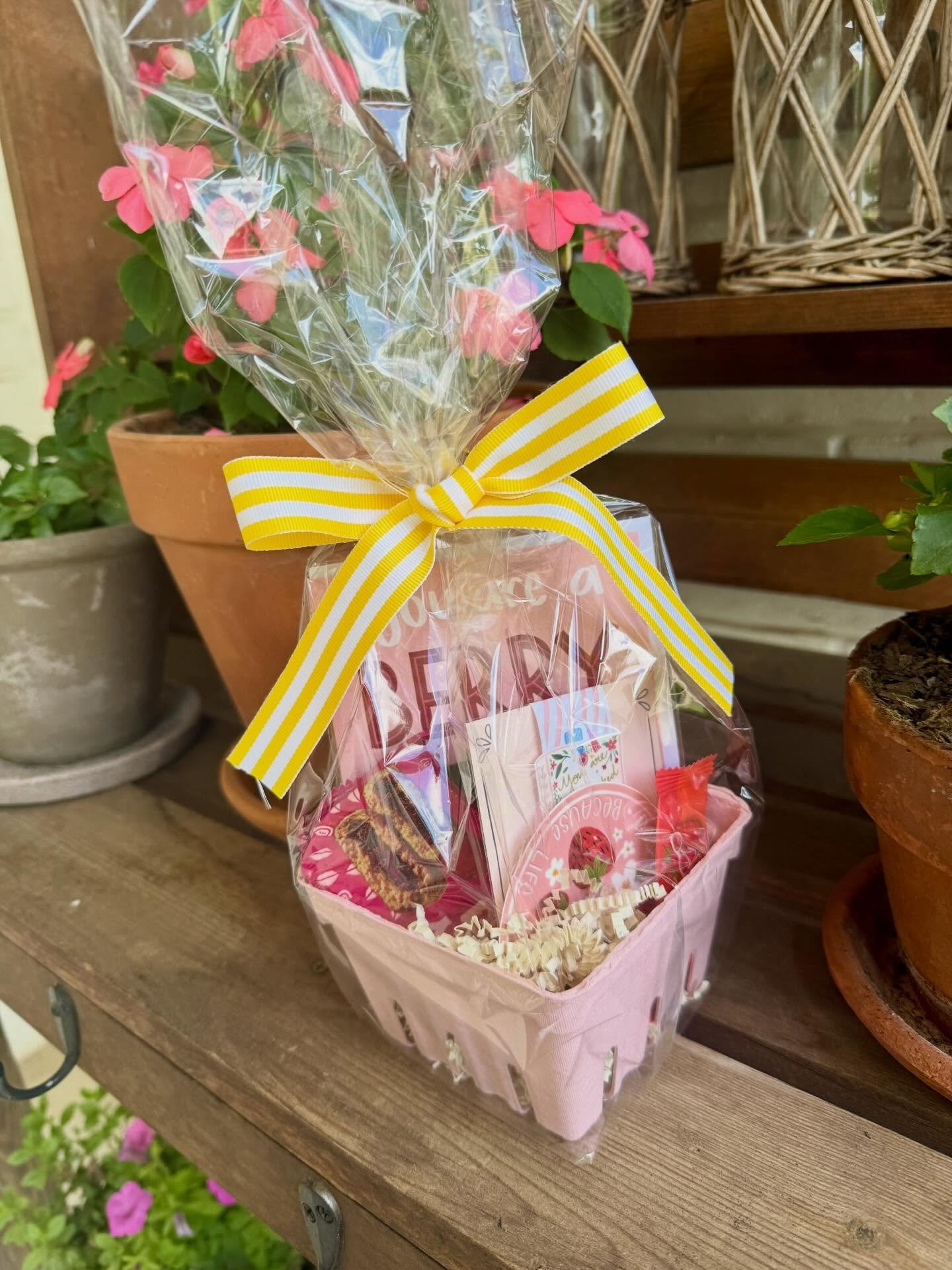 For my local customers&hellip; I&rsquo;ve got some last minute teacher appreciation gift baskets available for pickup! Also, I have some bookish birthday baskets and one spa basket ready to go! (No shipping/local pickup only) $15 each

Berry Sweet Te