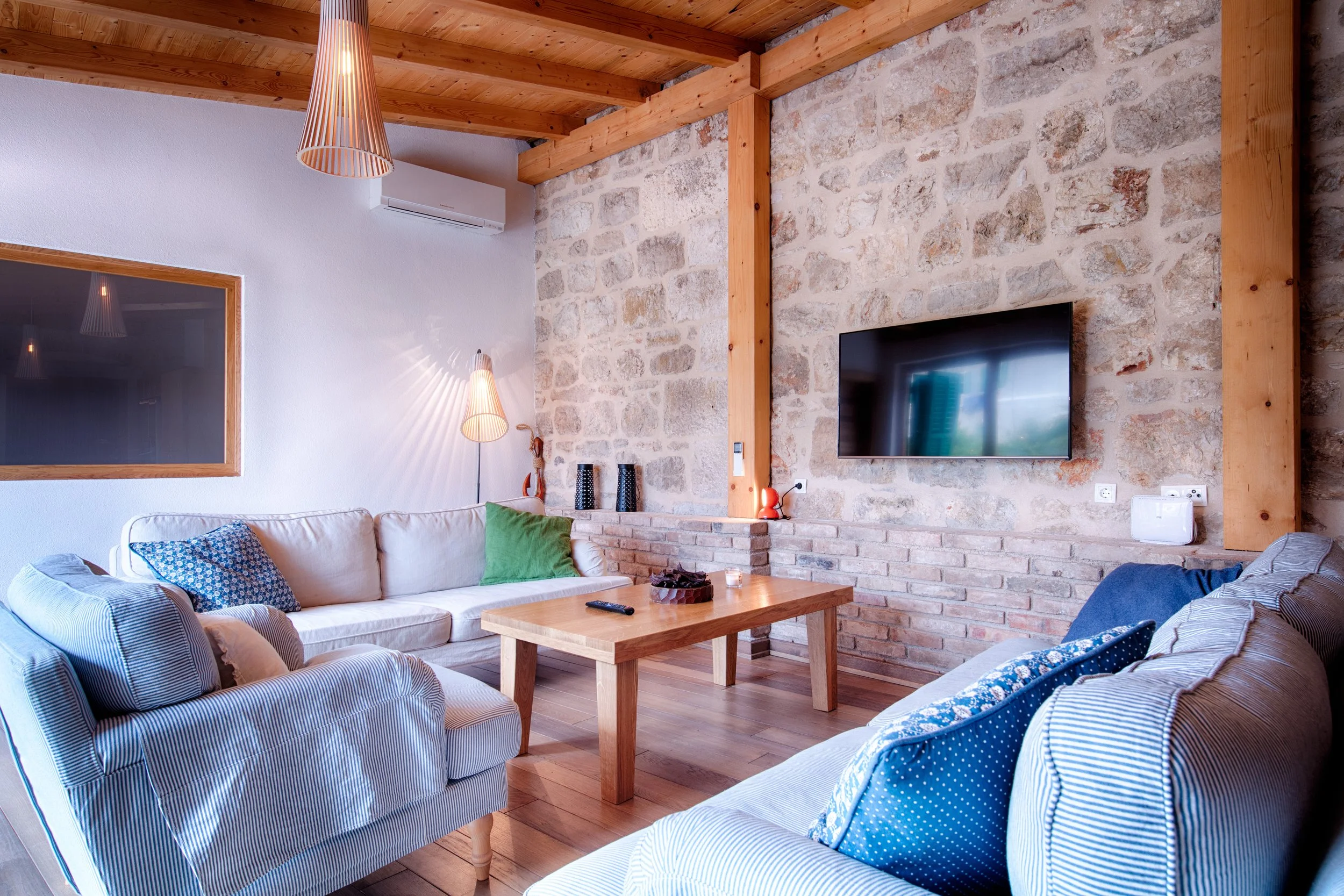 cozy-living-room-with-stone-accent-wall-2026-04-15-05-59-13-utc.jpg