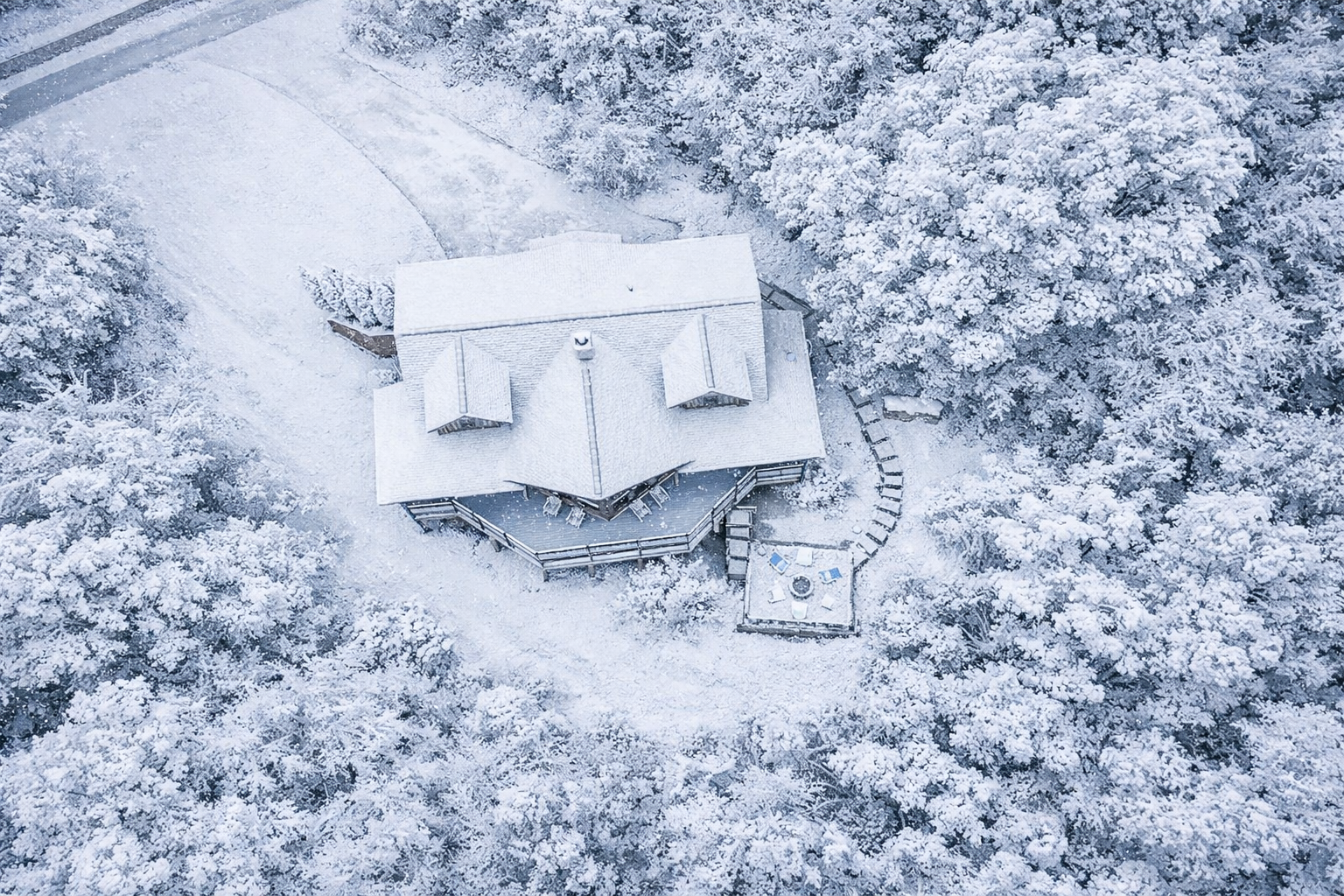 Take in a bird’s-eye view of your private mountain haven w/ a spacious driveway, wraparound deck, and cozy fire pit lounge—nestled among trees for starry nights, peaceful seclusion & easy road access for the perfect blend of nature and convenience!