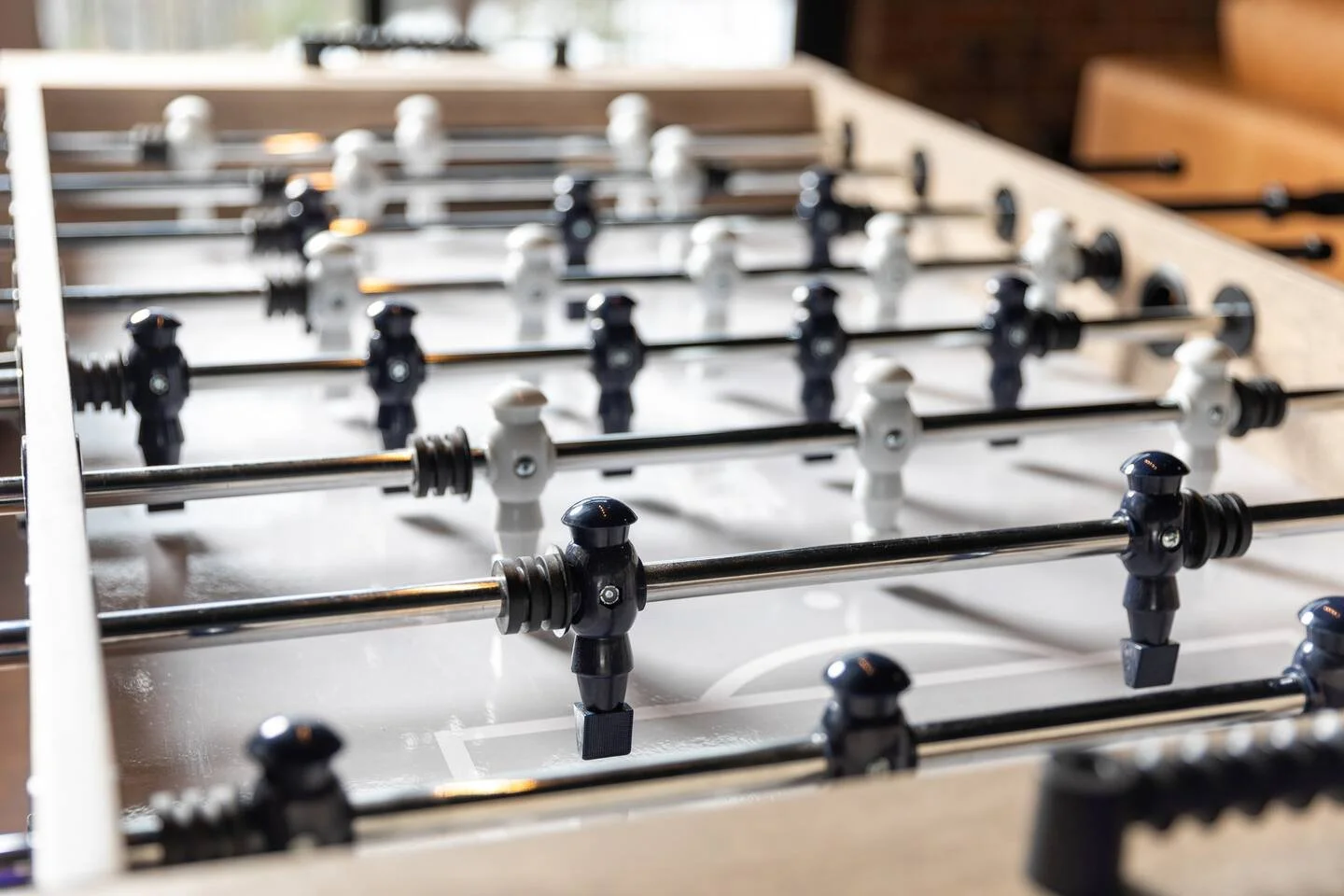 The foosball table staged for 2 on 2 matches, brings lively competition to the game room. With plenty of action and fun, it’s a perfect way to engage with family and friends, keeping everyone entertained without ever leaving the home on vacation.
