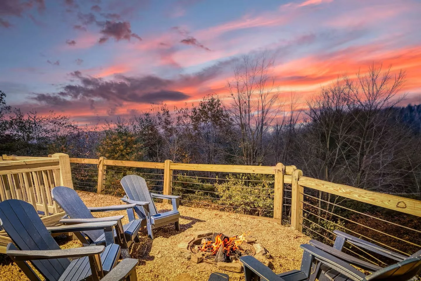 Relax and make s’mores by the outdoor wood burning fire-pit with Adirondack seating and a beautiful sunset - Firewood provided! Located beside the playground so kids can burn off energy while the adults unwind with a glass of wine in the mountains.