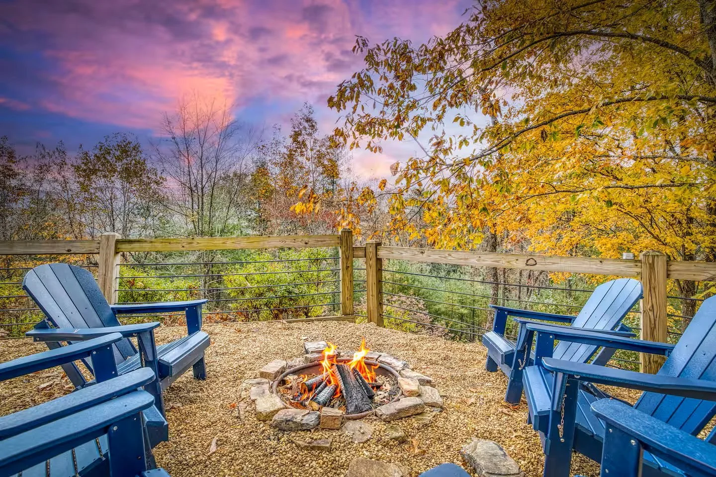 Relax and make s’mores by the outdoor wood burning fire-pit with Adirondack seating and a beautiful sunset - Firewood provided! Located beside the playground so kids can burn off energy while the adults unwind with a glass of wine in the mountains.