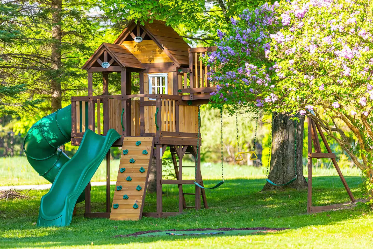 The private 7-person jacuzzi, located under the back deck, features dual jets and ambient lighting. After a long day of golfing, hiking or skiing, you can relax with a glass of wine and enjoy a stunning sunset over northern Michigan’s natural beauty.