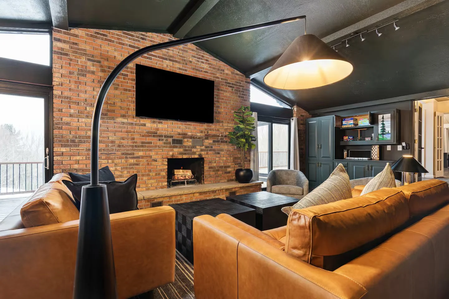 The living room is packed with style, yet functional for all with plenty of seating. Warm and inviting yet sleek and classy, it’s the perfect spot to relax, whether you’re watching a football game or reminiscing around a fire with friends + family!

