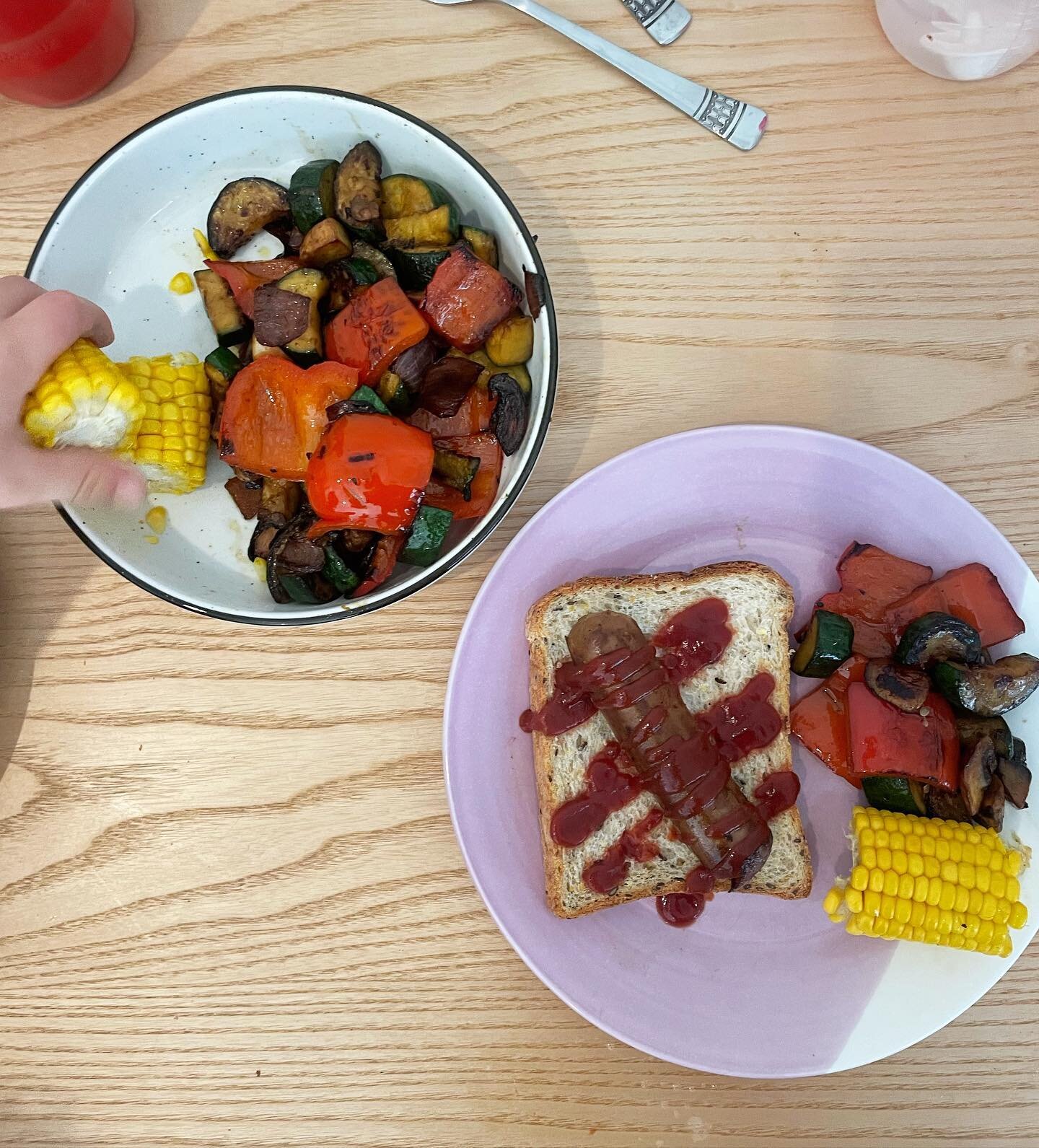 &ldquo;What do vegetarians eat at a BBQ?&rdquo; A question I&rsquo;ve been asked all my life! 

Meat eaters wonder no more, the humble veg BBQ. Veg sausage, whole grain bread and lots of sauce with a side of BBQ veg and corn 👌🏻

As a nutrition prof