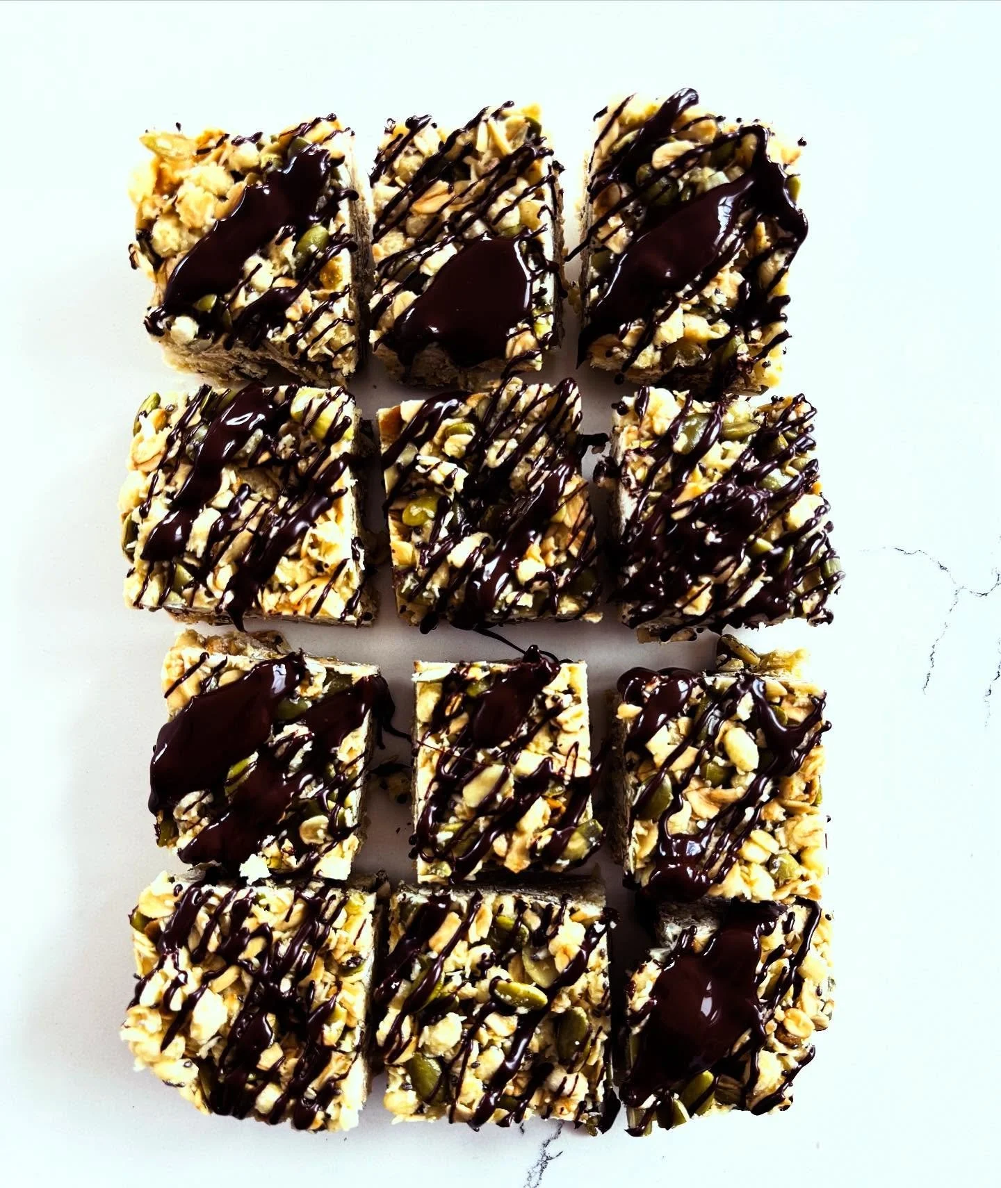 I don't know about your household, but in mine we love a choc drizzle. As a mum and dietitian who aims to make most of the families snacks, I'm always experimenting with snacks the kids like, are nutritious and don't cost a fortune. 

This oaty-pista