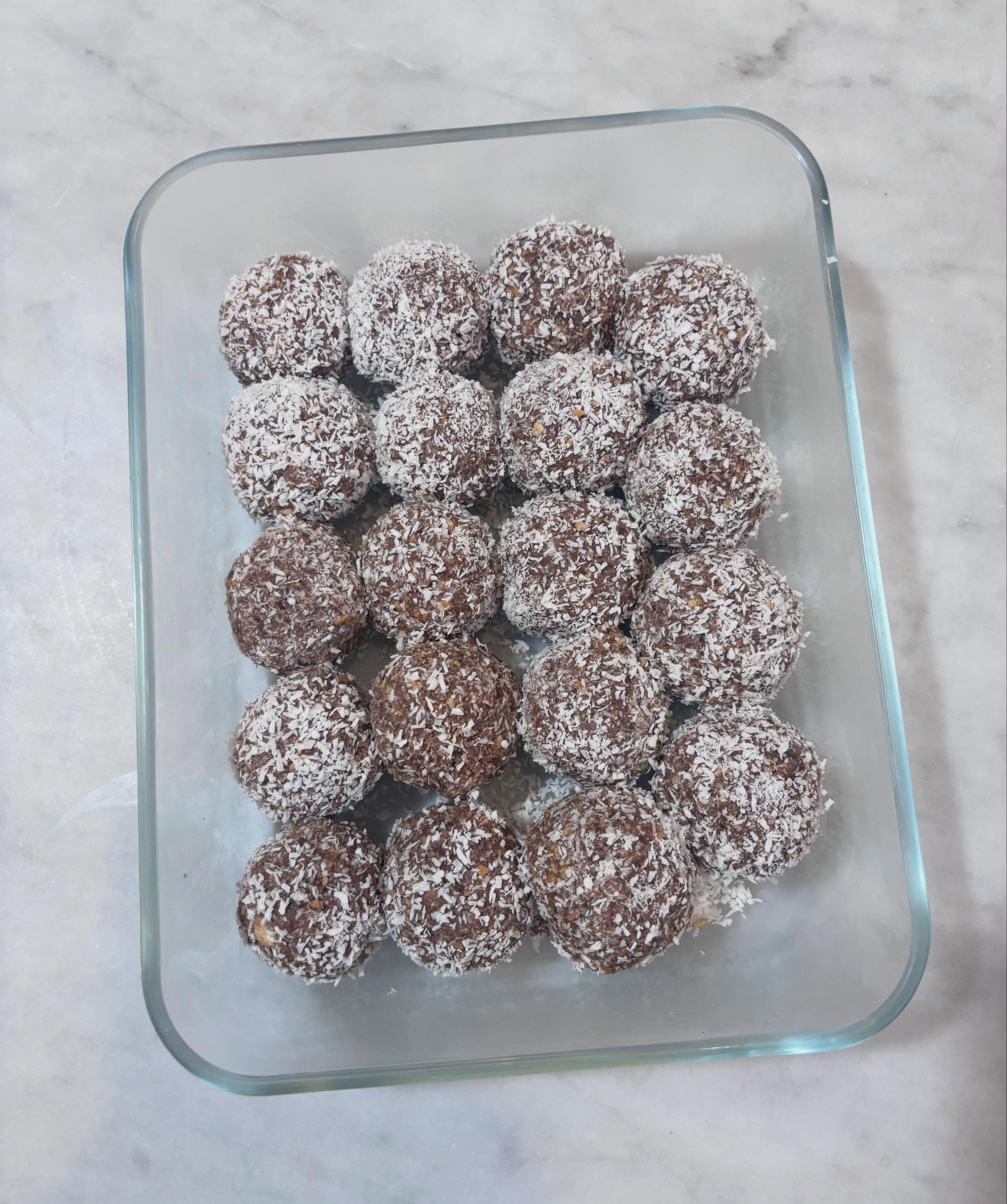 RUM-ISH BALLS 

If, like me, you&rsquo;ve already run out of lunchbox snacks this week (and it&rsquo;s only Wednesday 😅), this is my 3 minute basic go to. 

As a dietitian, I aim for lunchbox snacks that are easy to eat and provide a balance of ener