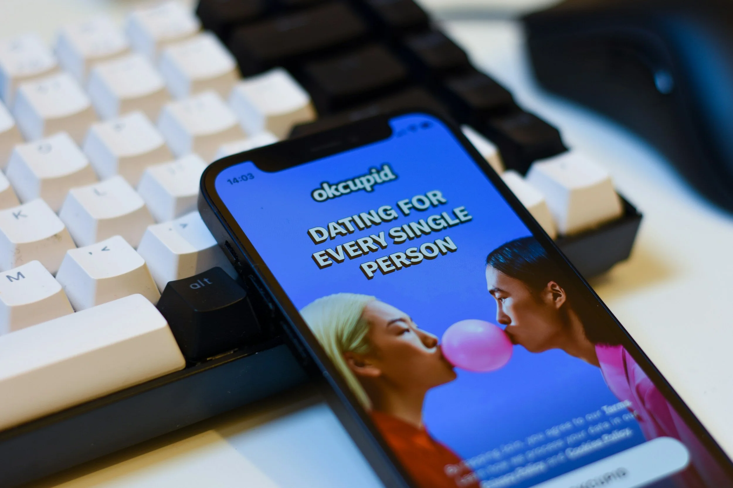 How Dating Apps are Battling AI-Generated Scams