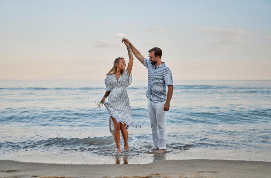 couple in love on the beach met via jaidadating.com