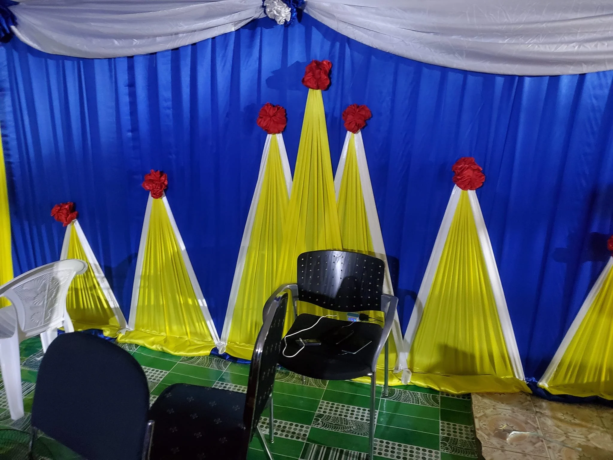 Students decorating 09-07-24-7.jpg