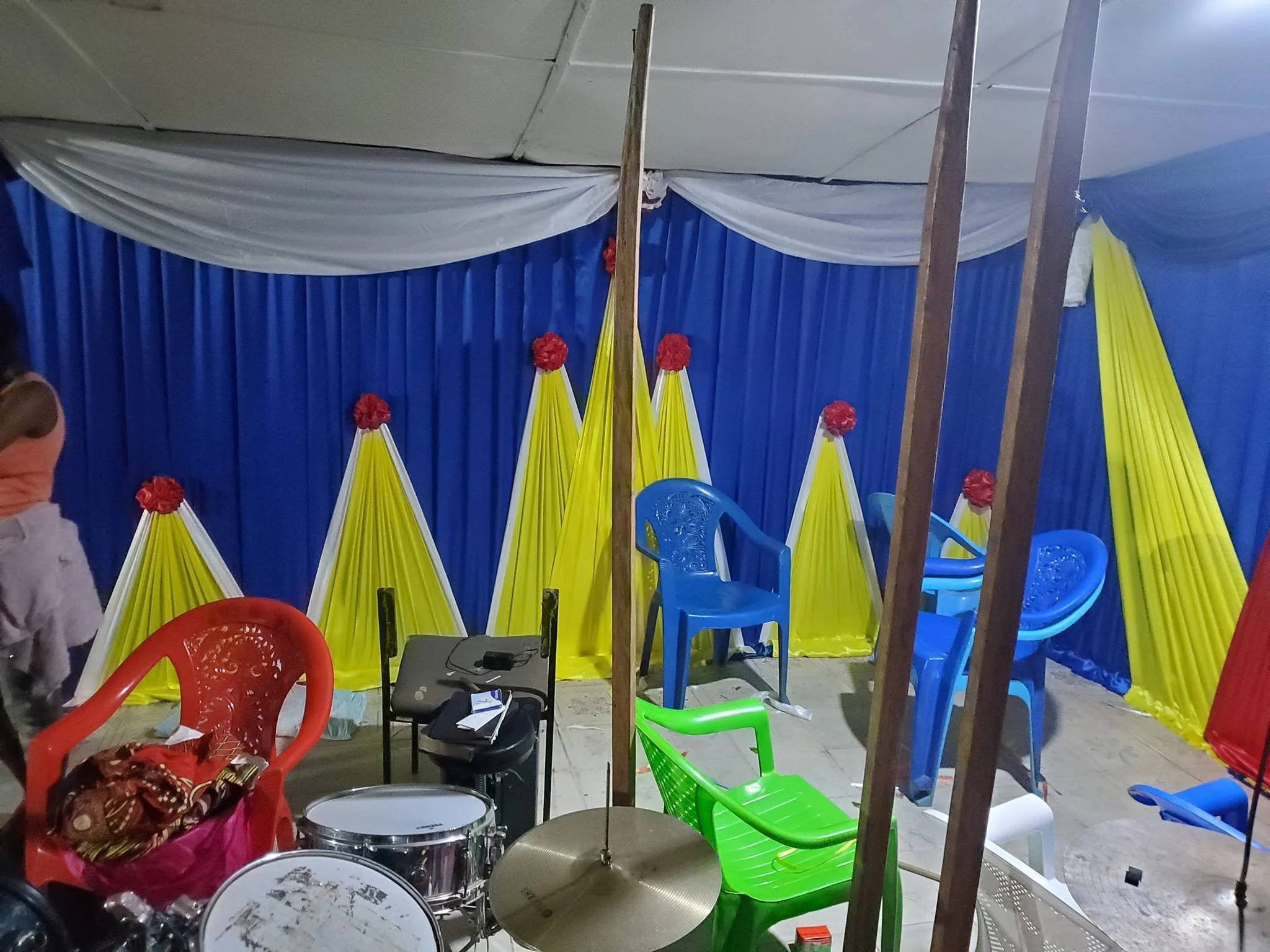 Students decorating 09-07-24-11.jpg