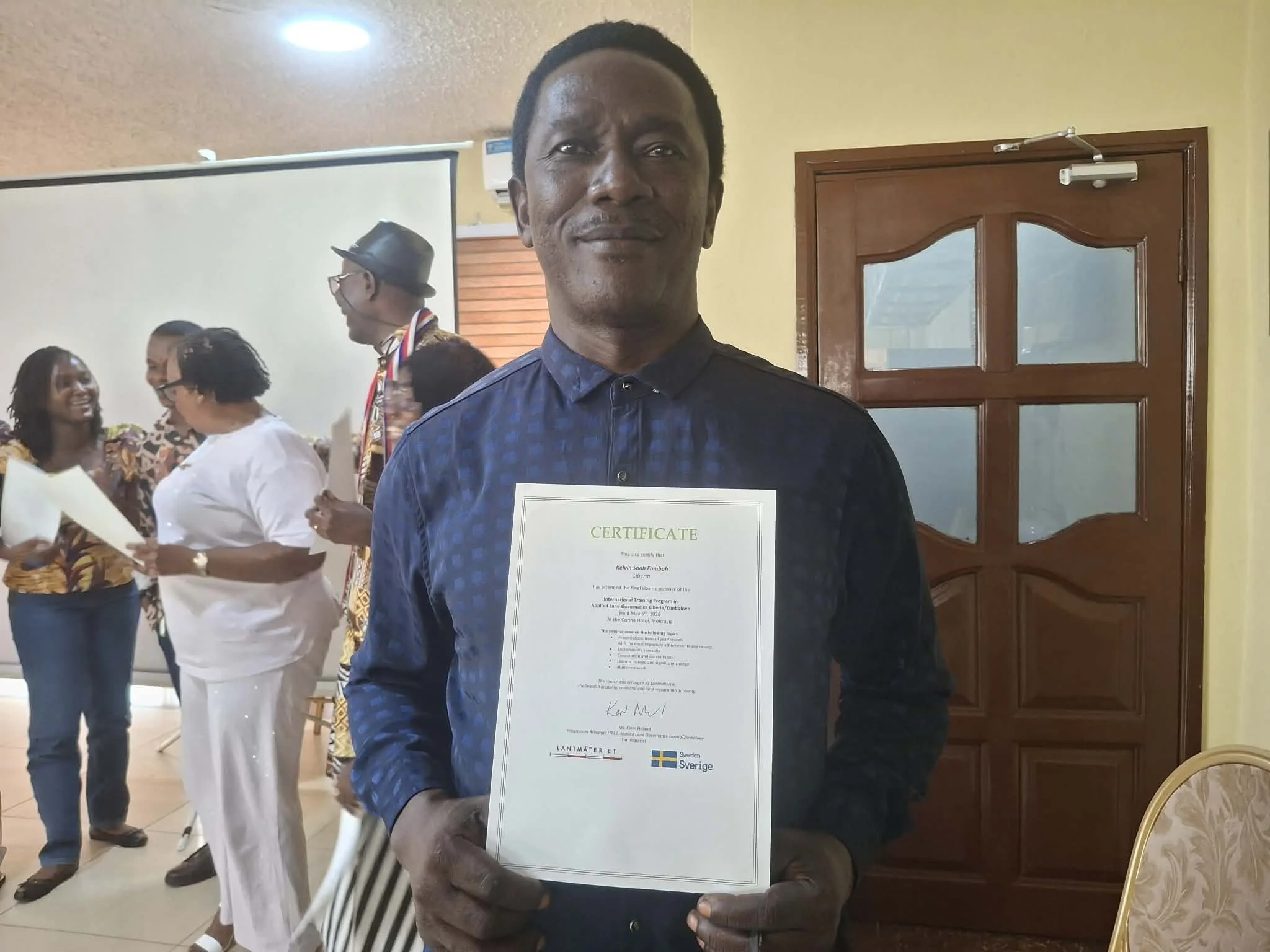 Kelvin Fomba with Certificate
