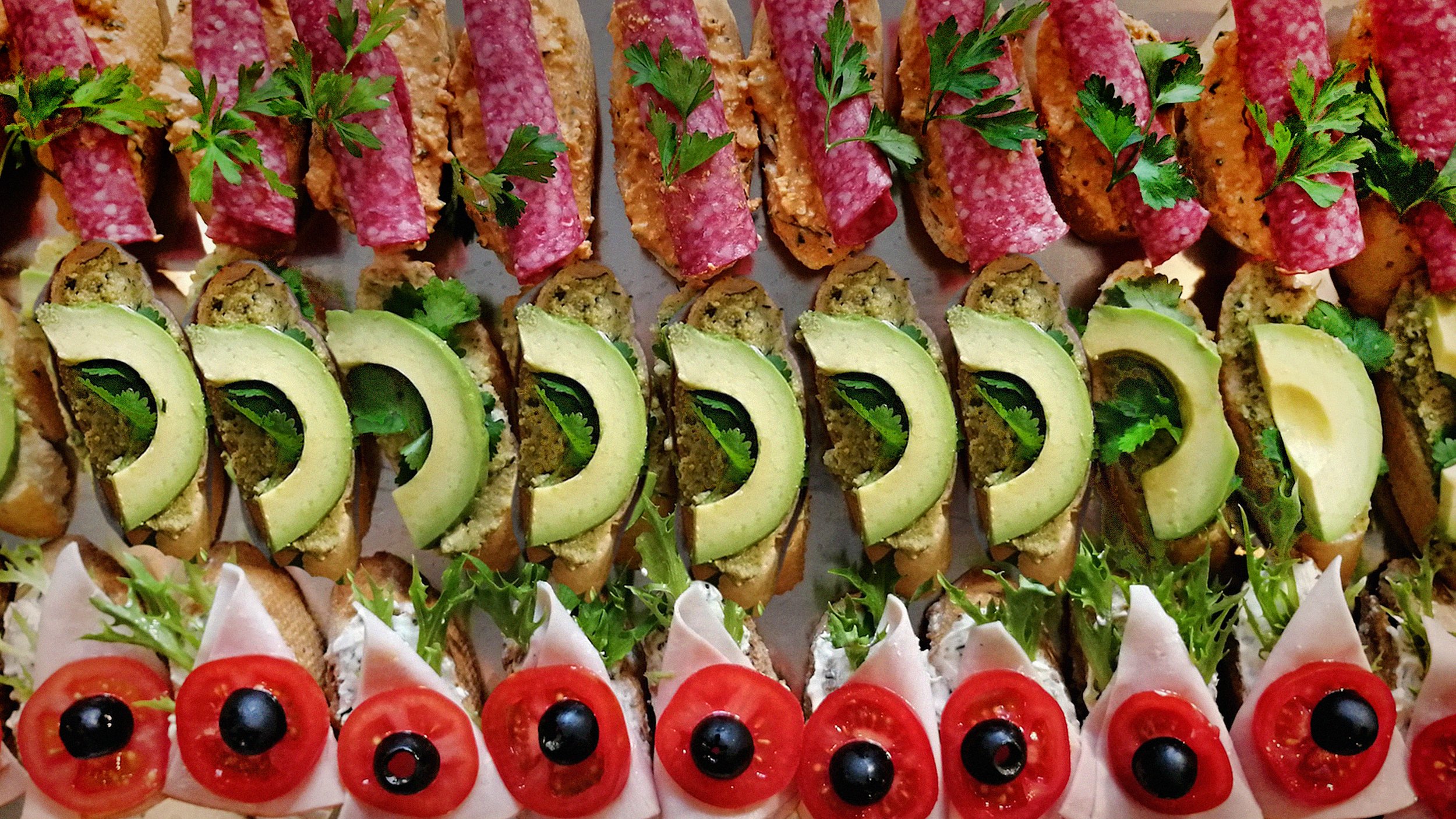 Catering_Food_14_Kanapék_Füstölt_Sonkas,_Magyaros_Szalámis_Zöld_Hummuszos_Avokádós_2560X1440_CL.jpg