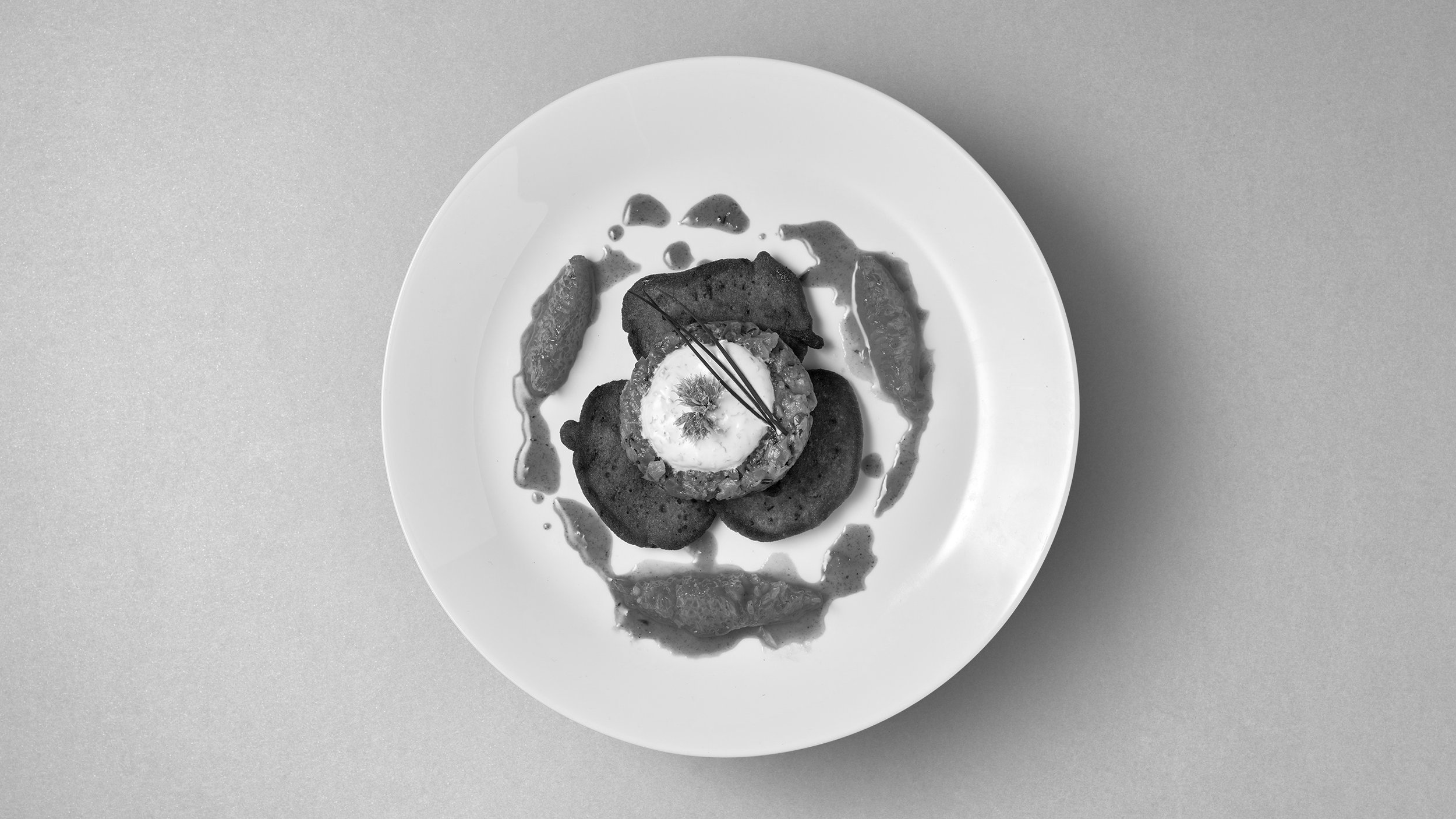 Catering_Food_16_Főétel_Lazactatar_Céklás_Blinyivel_Creme_Fraiche_2560X1440_BW.jpg