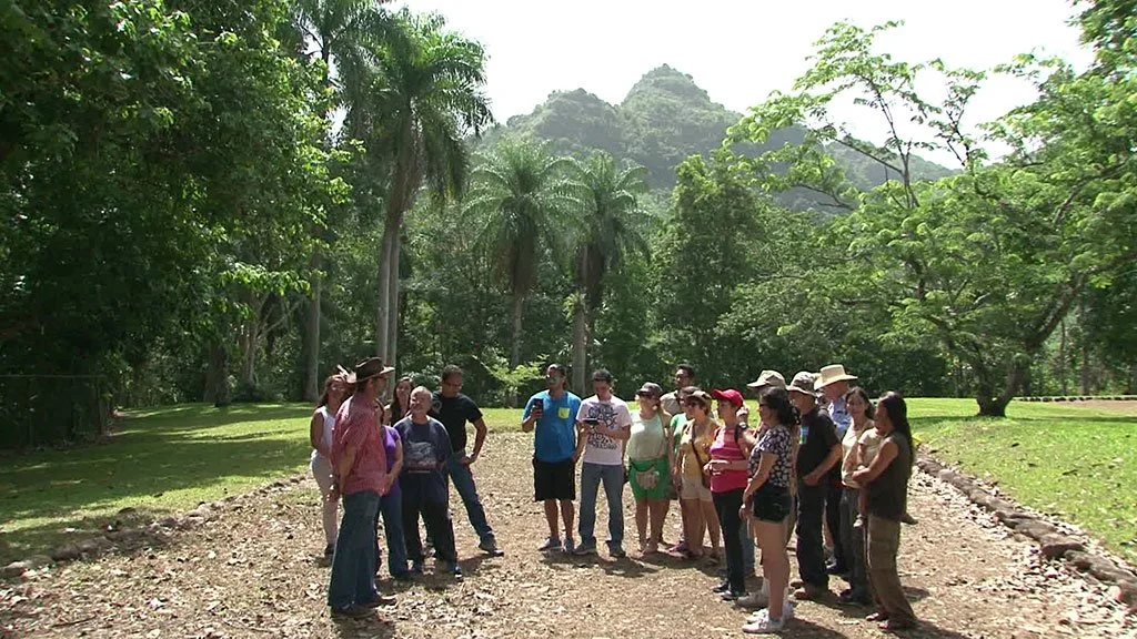 Caguana-NPT--arqueologo-Garcia-Goyco-junto-turistas-en-el-parque---Iván-David-Nieves.jpg