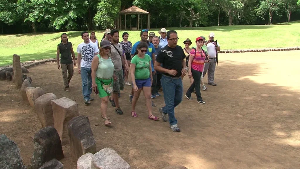 Caguana-NPT--guia-con-turistas-batey-principal---Iván-David-Nieves.jpg